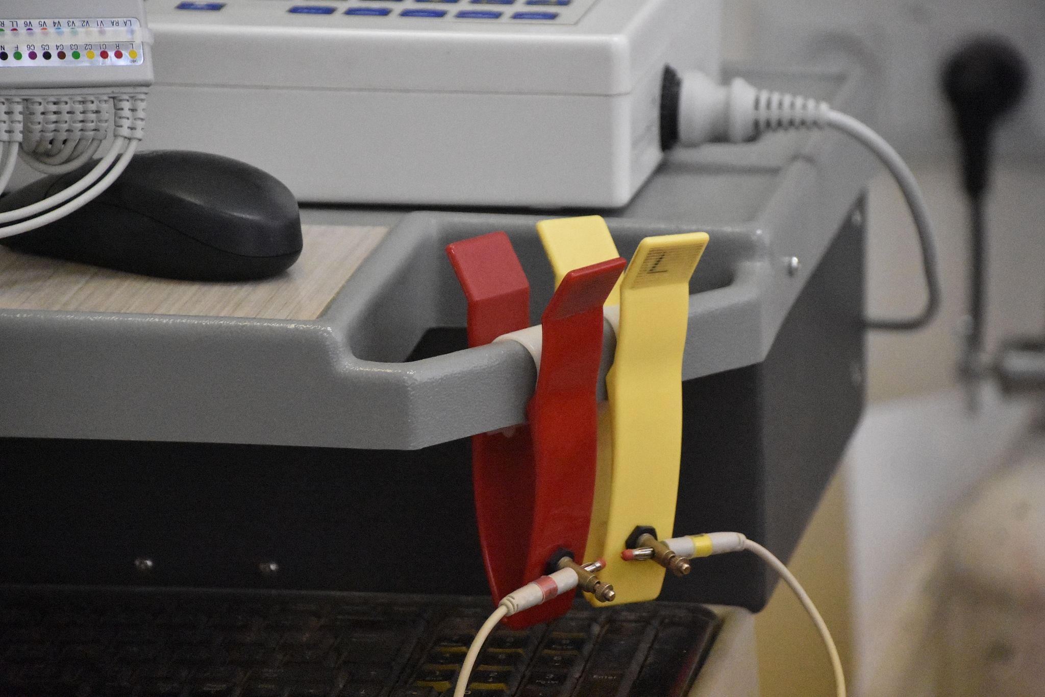 防静手环与地面的良好接触手放地下？