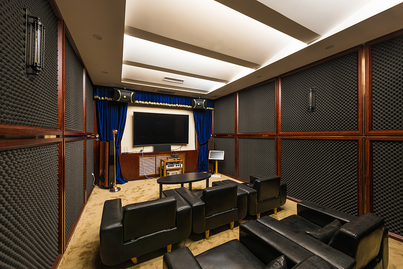 不我的想法是开一家主要面对年轻人为主的私人影院不是高端影院结合这点重新考虑