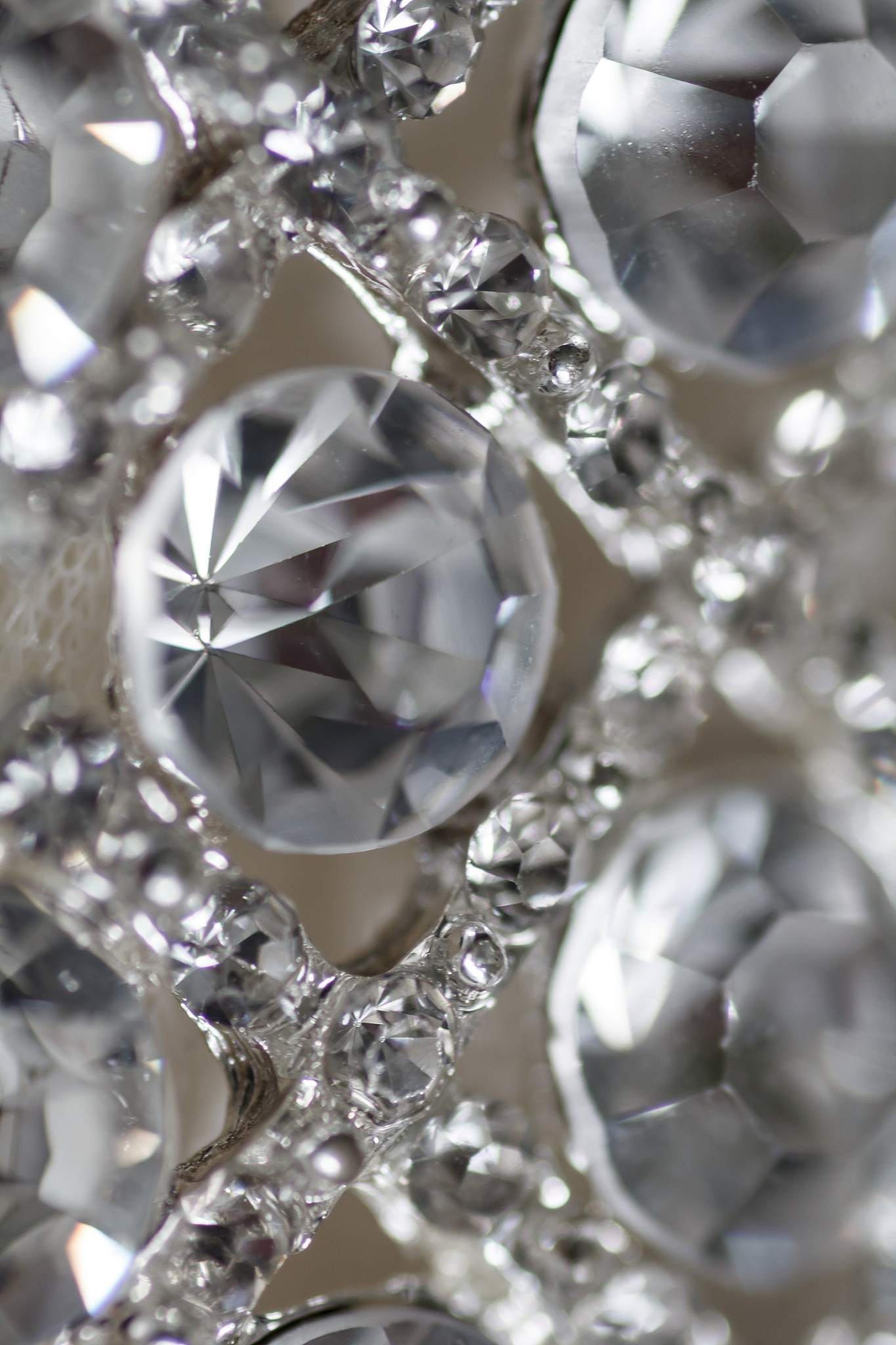 钻石、人工钻石、羽绒和天鹅绒：文学中的象征意义