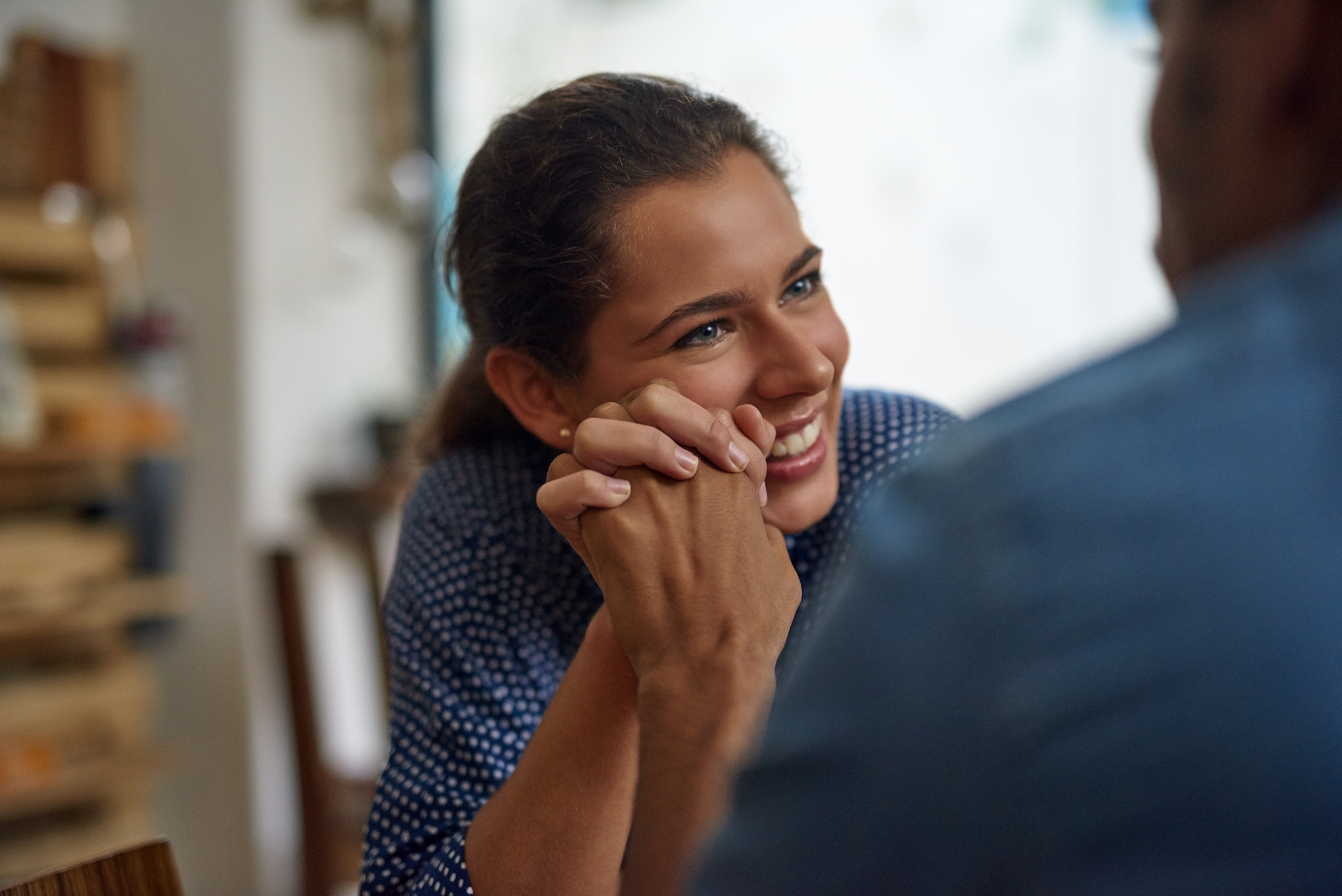 总结这篇文章：美国男人不哭因为哭被认为不是男人的特征。只有女人才会哭。哭泣是女性的一种软弱特征没有一个美国男性愿意被认为是软弱或女性化的。在我们的文化中哭泣被认为是孩子气、软弱和依赖。没有人喜欢爱哭的人即使是孩子我们也不赞成他们哭尽可能早地阻止他们哭。在我们这样一个一心追求幸福的国度里哭泣实在是相当不符合美国人的作风。成年人必须学会在允许孩子哭泣的情况下不要哭泣。女性是较弱和依赖的性别她们在某些情