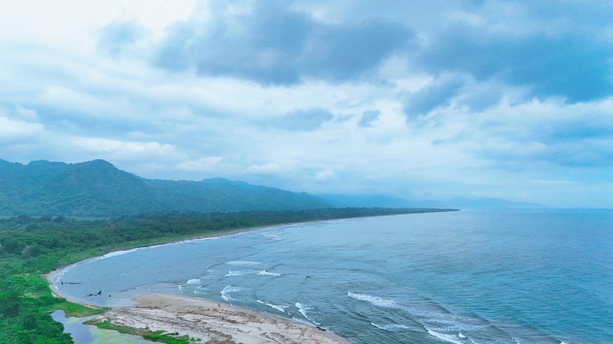 从天气或路线开始然后逐渐转入其他话题如旅游、爱好、文化等。