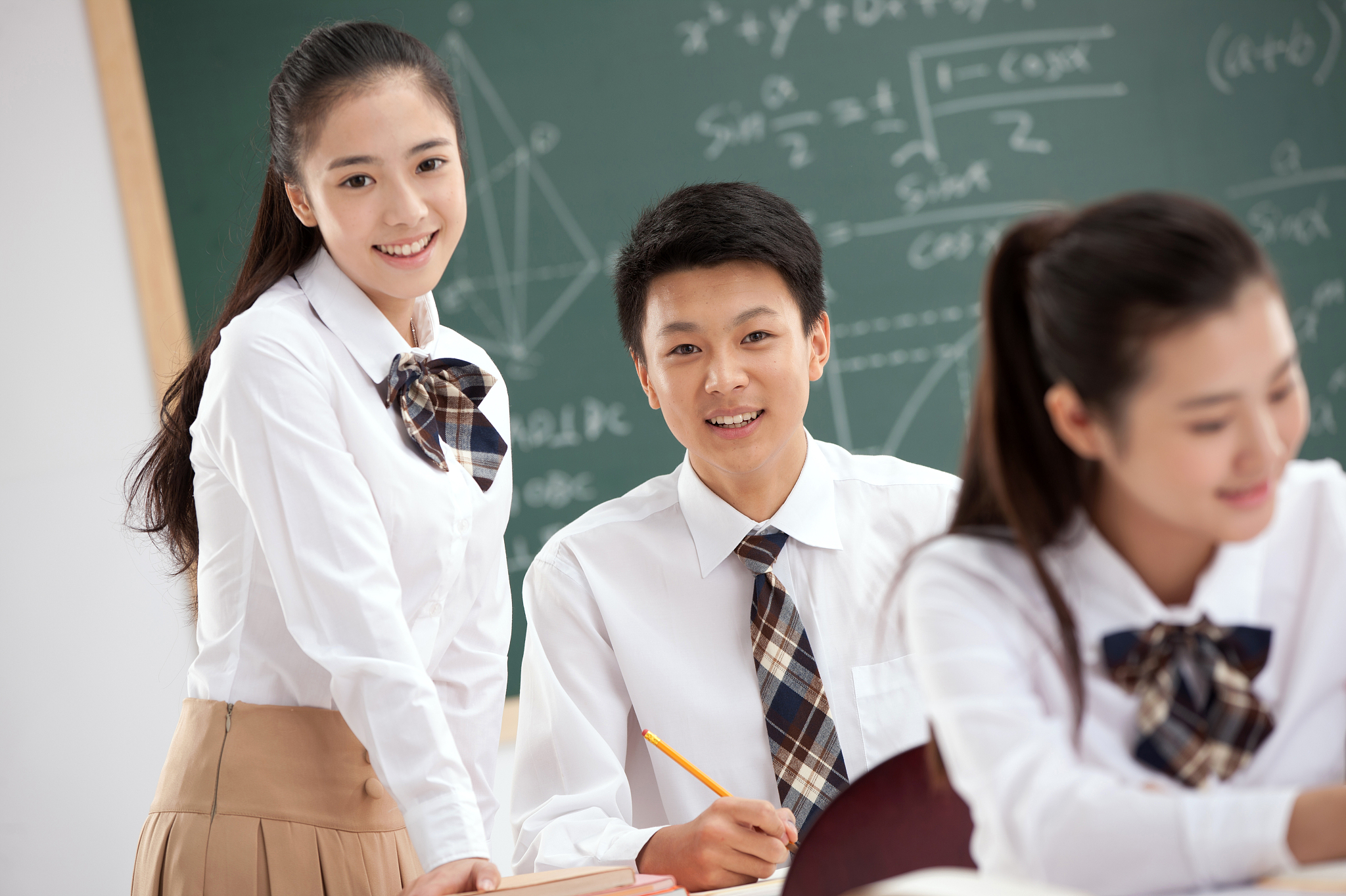 给我一篇关于初中毕业生学美妆怎么样的500字文章