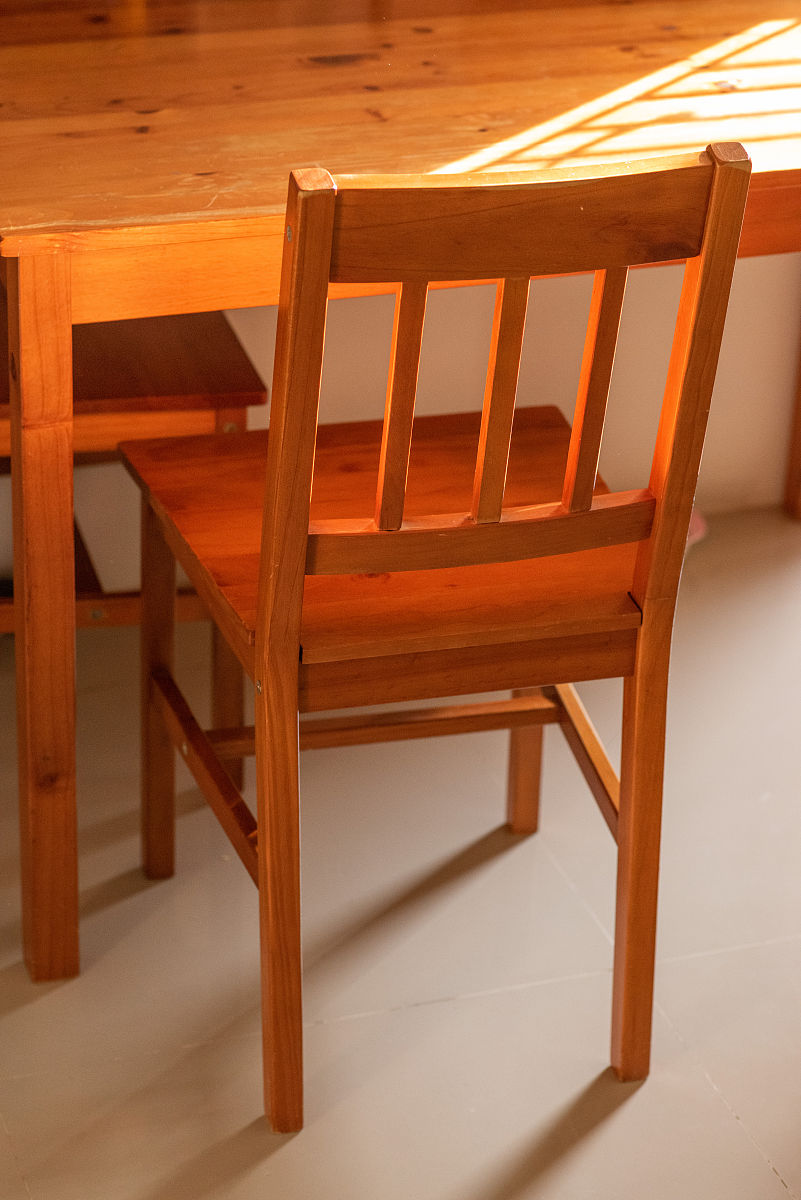 给我一个好评话术 最少限制50字 最多限制100字 不要太假形容这个 实木椅子质量很好 没有异味 设计很喜欢