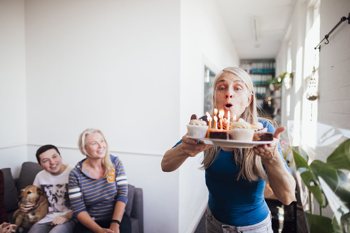 桌子上7支蜡烛吹灭5支还剩几支