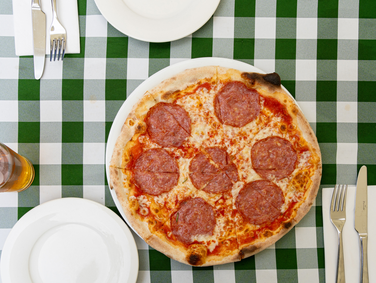 香肠披萨配提拉米苏，美味晚餐组合！