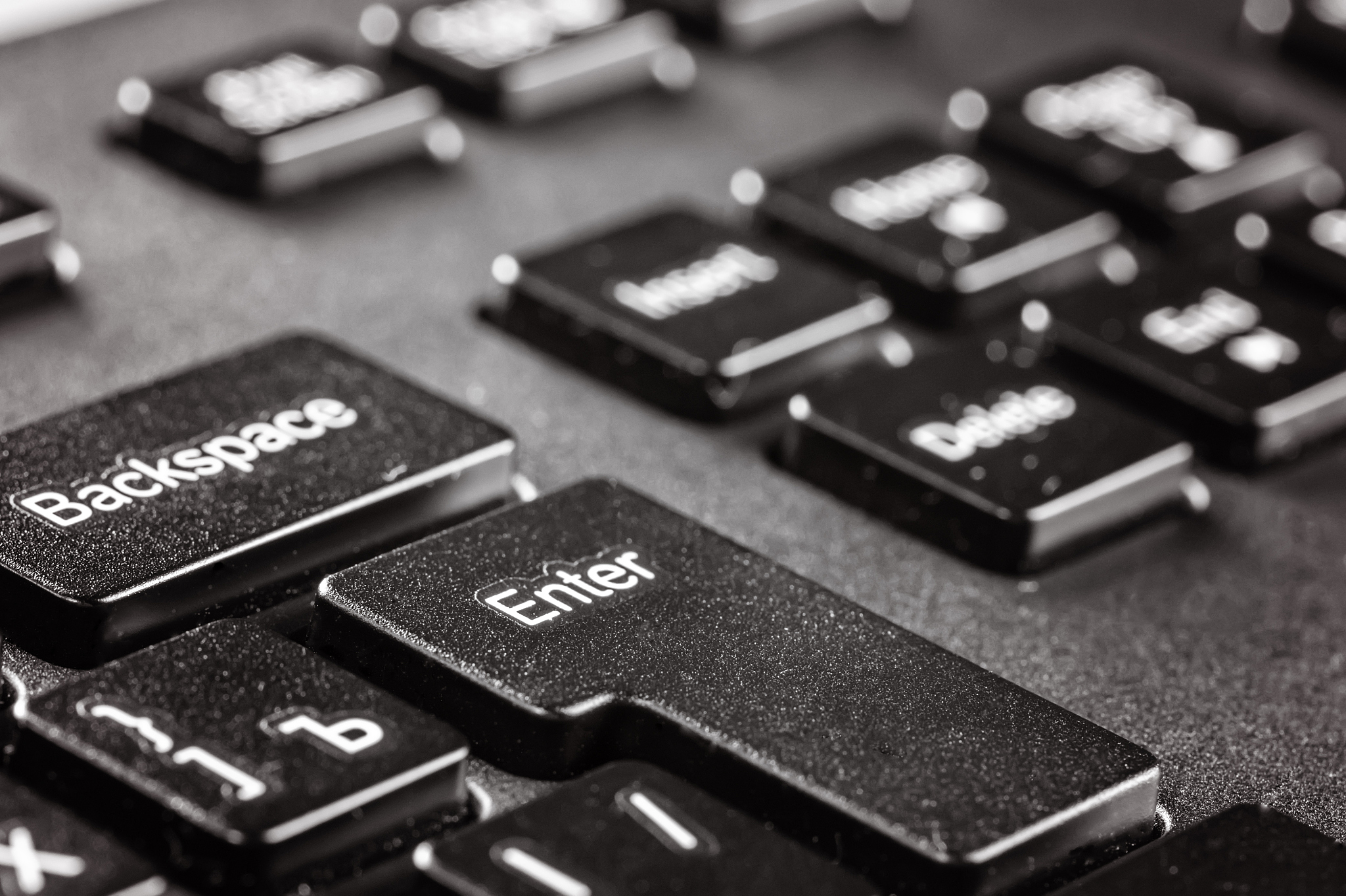 进入主板BIOS设置后如何退出并关机？