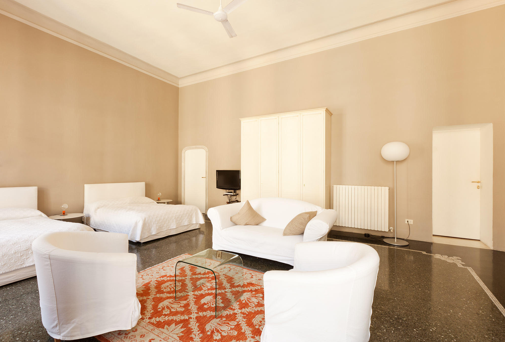 家里的家具散发出一股酸味是什么原因有害吗？