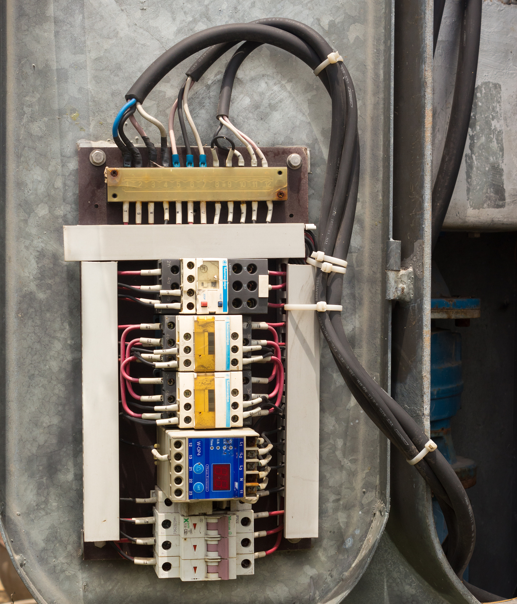 配电柜弹簧未储能