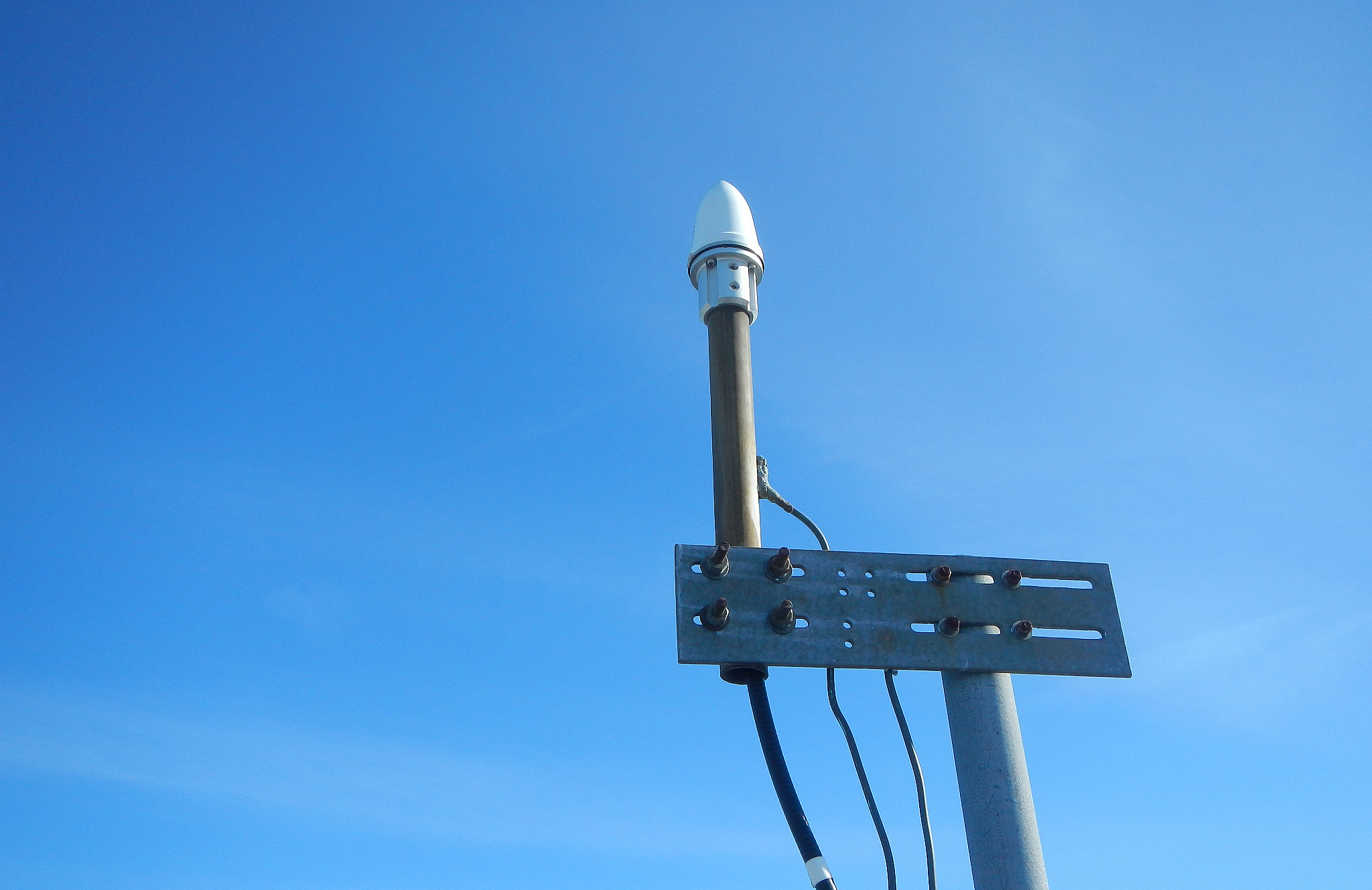 将下面的话翻译为中文：The scheme proposes a novel disturbance observer with a simple structure for estimating and compensating the unknown composite disturbances in the system eliminating the assumption conditio