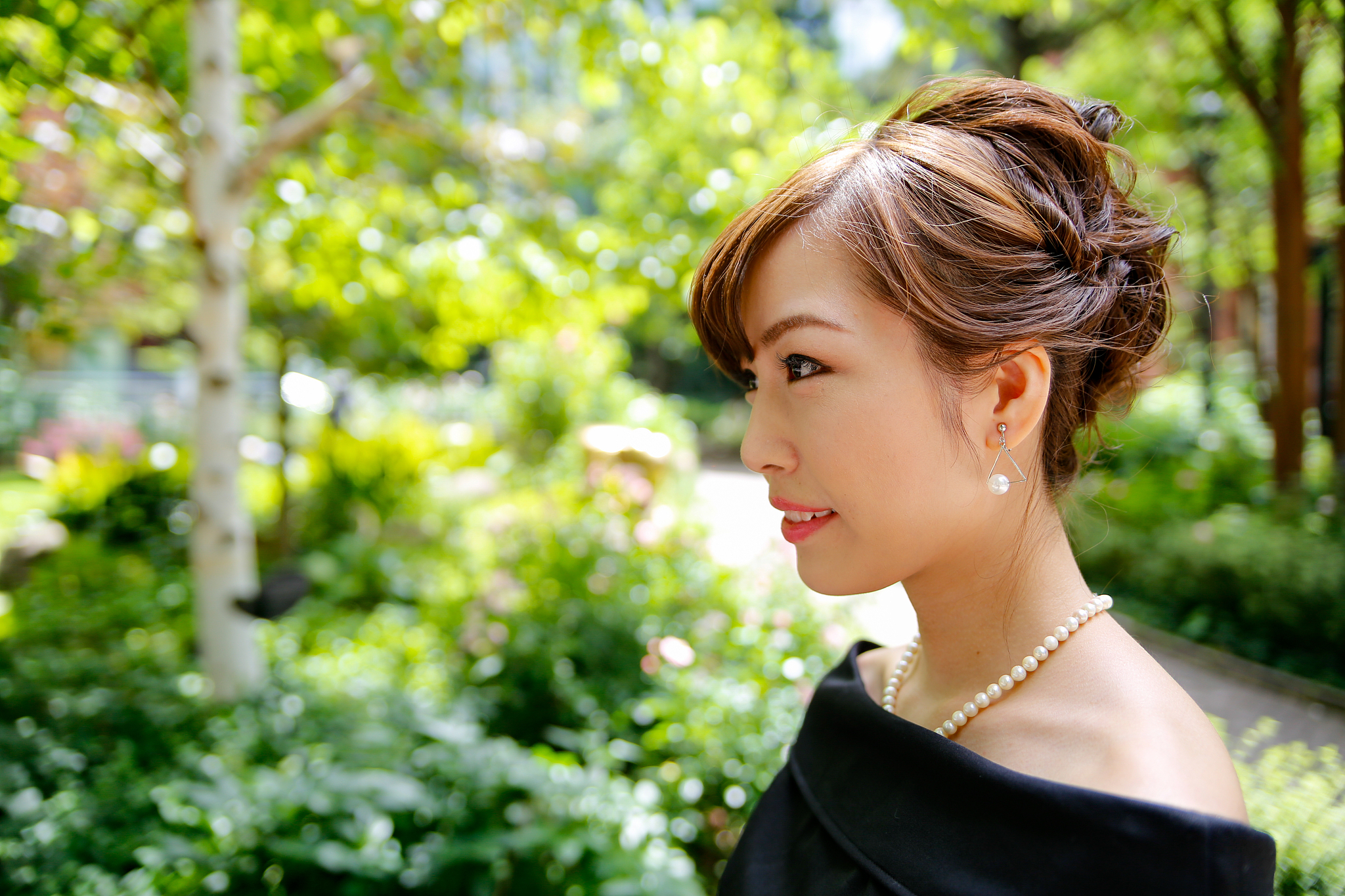 很多人就会渐渐陷入资本家设立的这些陷阱之中失去反向这些没有良心的资本家在推行潮流的同时贩卖着他们那千篇一律的美貌这些如同复制人一般的面孔会刺激着世人的价值观给社会上大家对于looks的焦虑日本語にしなさい