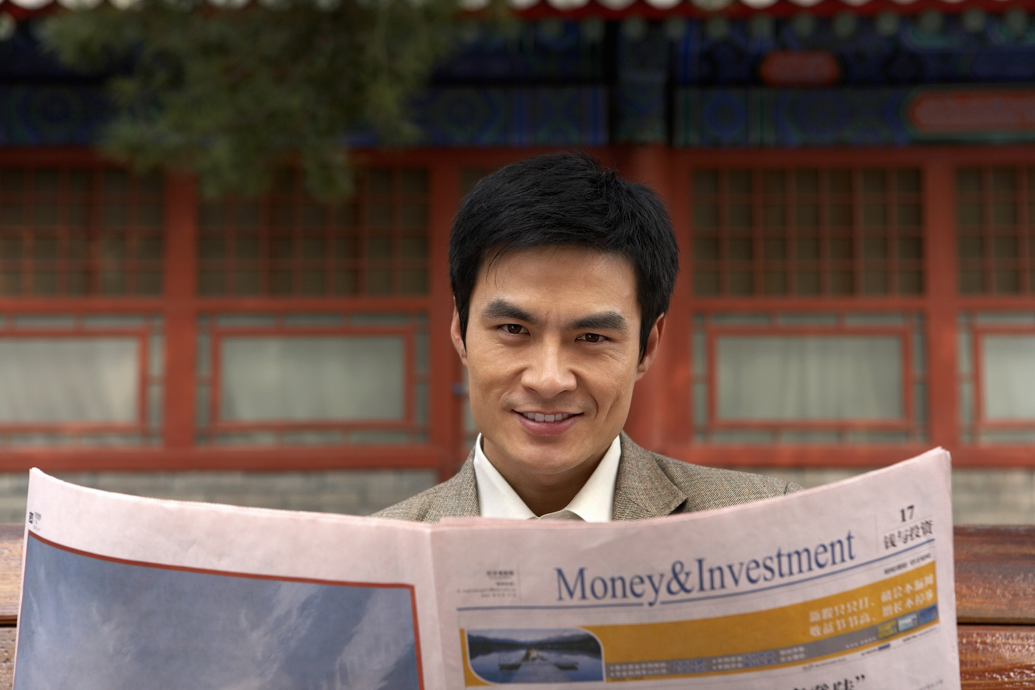 商务男士看报纸