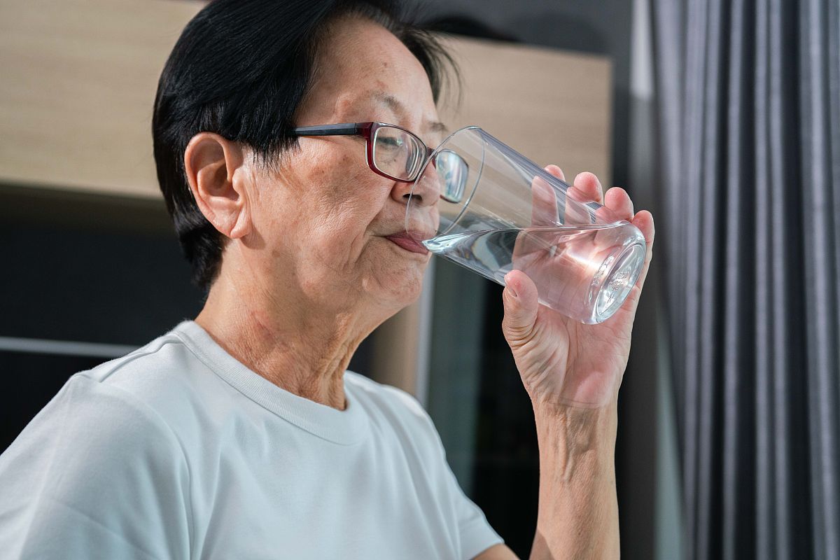 每天喝三升水我们的身体会有怎样的变化呢？一、大脑会反应更快根据人类神经科学杂志报道每天喝足量的水你的大脑会反应更快。由于大脑需要大量的氧气来有效的工作而水是其中一个重要的来源。每天水喝够了不仅认知能力会提高30而且专注力和思考能力都会更敏锐、聪明、反应迅速。第二、免疫力增强。喝足够的水可以更好的支撑肝脏和肾脏的功能帮助清除血液中细胞代谢的废物等因此我们的免疫力也会得到加强。三、拥有更健康的心脏。它