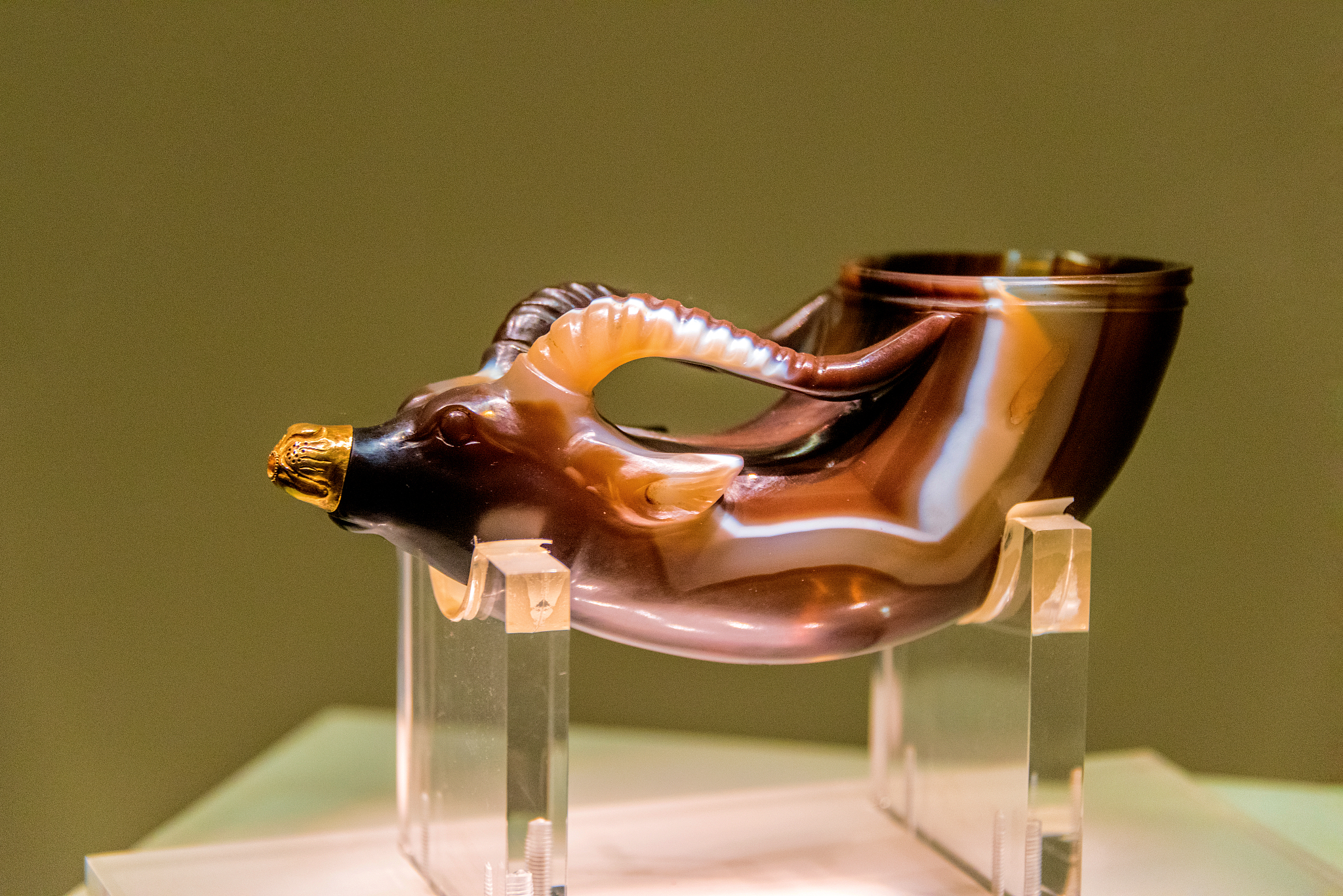 镶金兽首玛瑙杯：古代工艺与文化融合的杰作