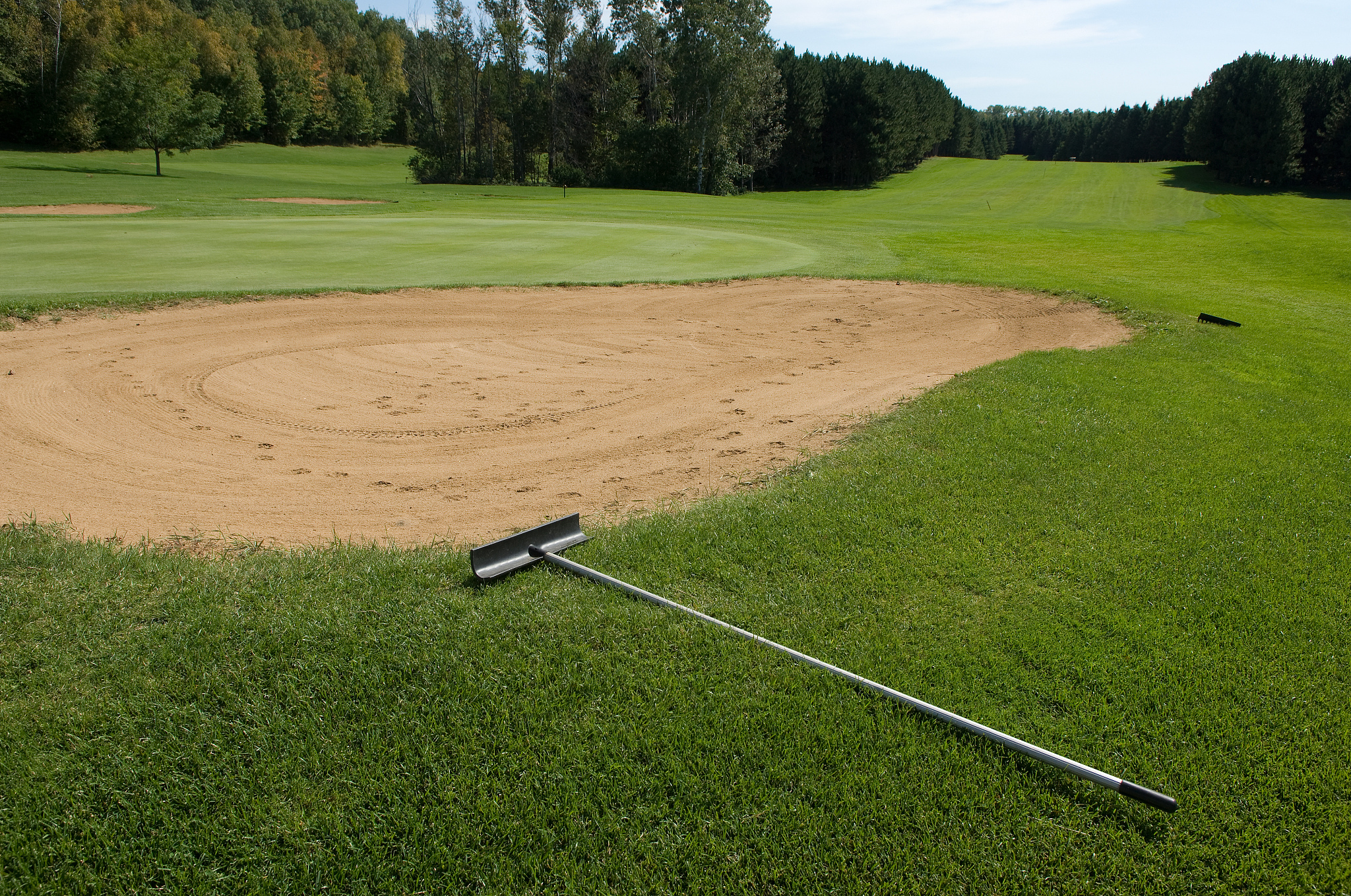 球道本周使用 quadraplay 进行耙子以在播种前清除苔藓。如果天气合适希望在本周完成并在下周开始播种