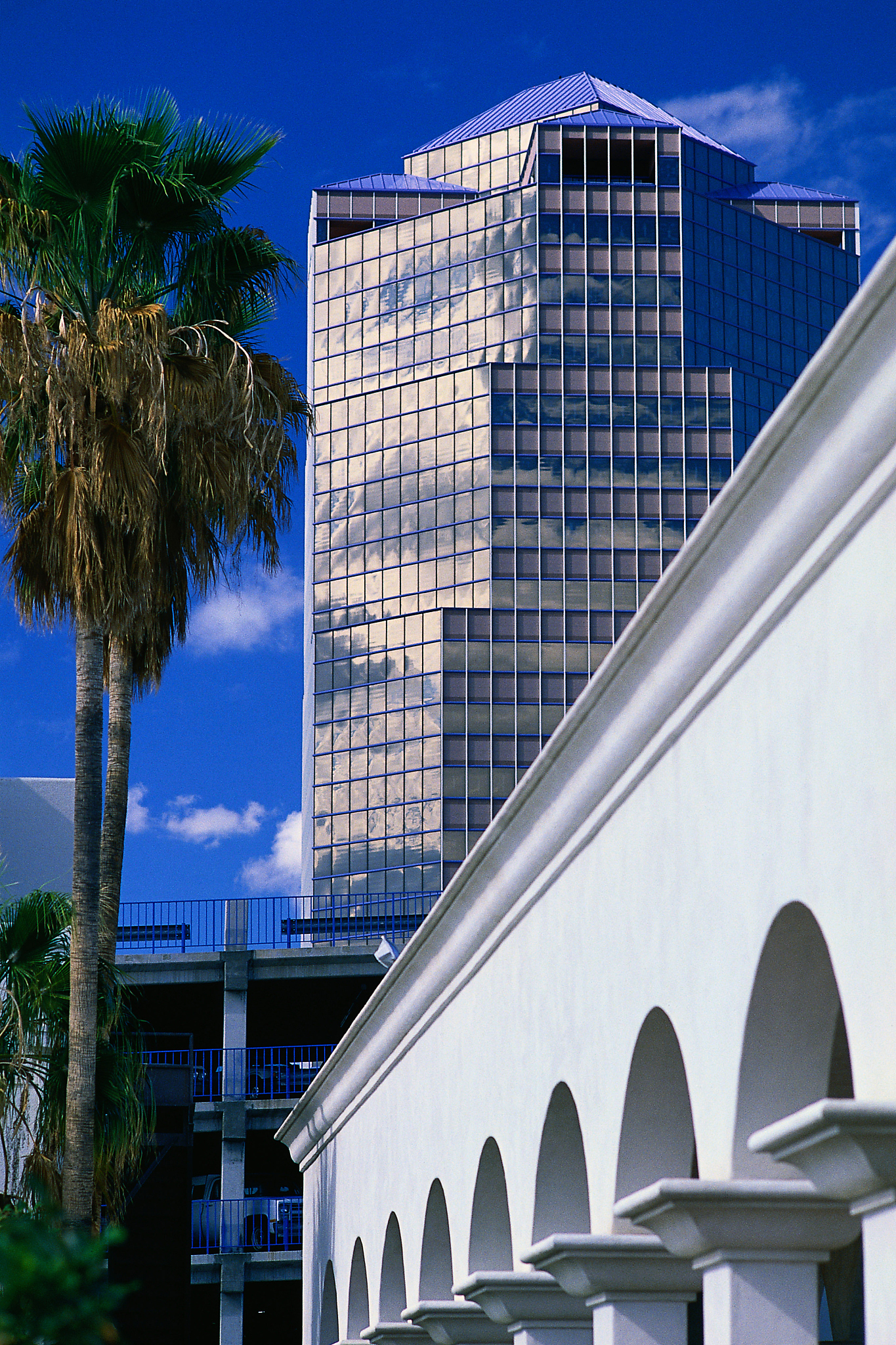 英文总结：Four Seasons Hotels Soared to TopPara 1 Since he opened his first hotel in Toronto in 1961 everyone has toldsadore Sharp that he was crazy His locations were wrong His refusal to cut rates d