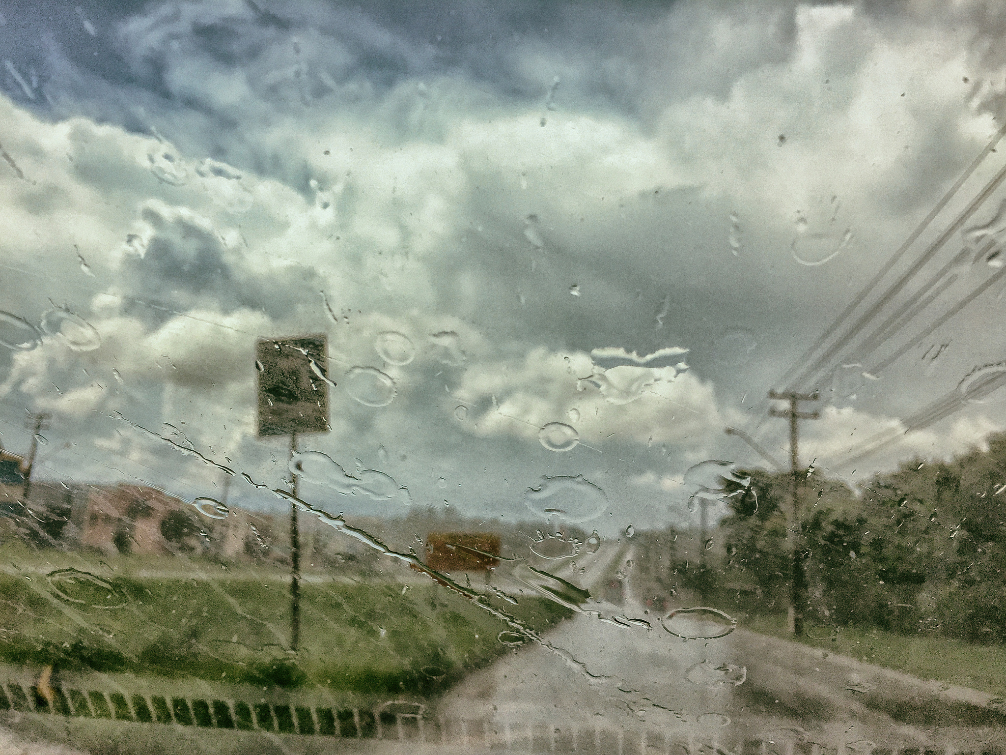 朋友：Out at friends house again giving them a hand Right now watching a big storm about to hit这句话是什么意思？