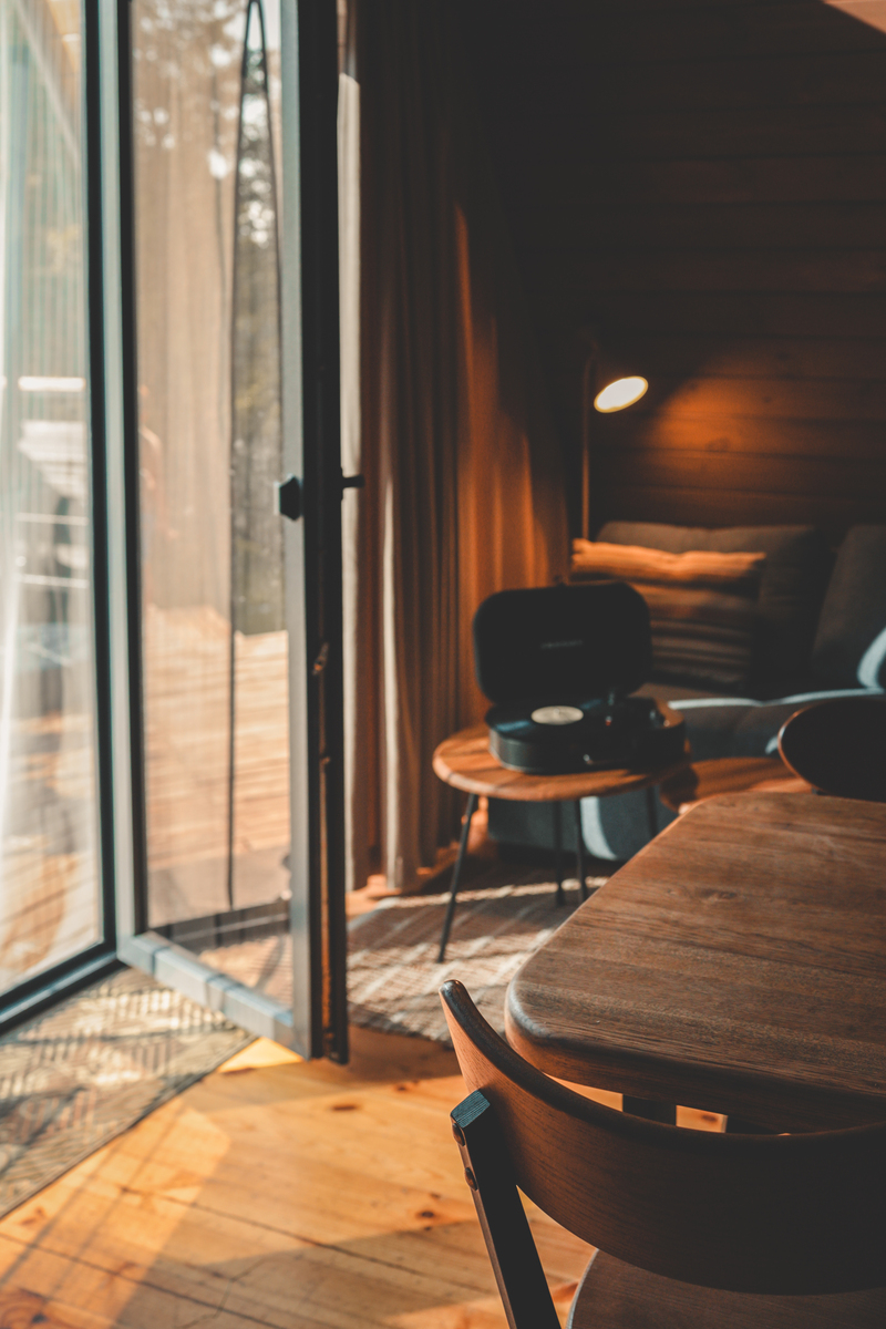 请扩写这段话前路漫漫何必匆匆？秋风与夜幕不独属于某个人却温柔了每个人。不妨享受一段无人打扰的午后在咖啡屋在图书馆一杯一本一人留下一段静谧的温馨。亦或在这黄昏中与他同行见证着暮光中的目光。去看看晚霞吧去看云海间尽情地泼墨去看从窗外挣脱进来的辉光去看随夜色亮起的灯去看灯下的你我。时光寸寸不必匆匆。在悠扬旋律中闲游在轻声细语中畅谈。把我们的故事娓娓道来让今夜的暮色悄悄流淌。