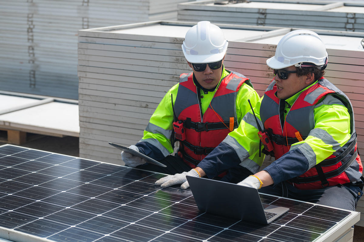 7月19日新能公司党委副书记、总经理张赟、副总经理张学东至甘肃金昌金武公路集中式光伏项目开展基建项目安全检查丰富一下写一篇新闻报道