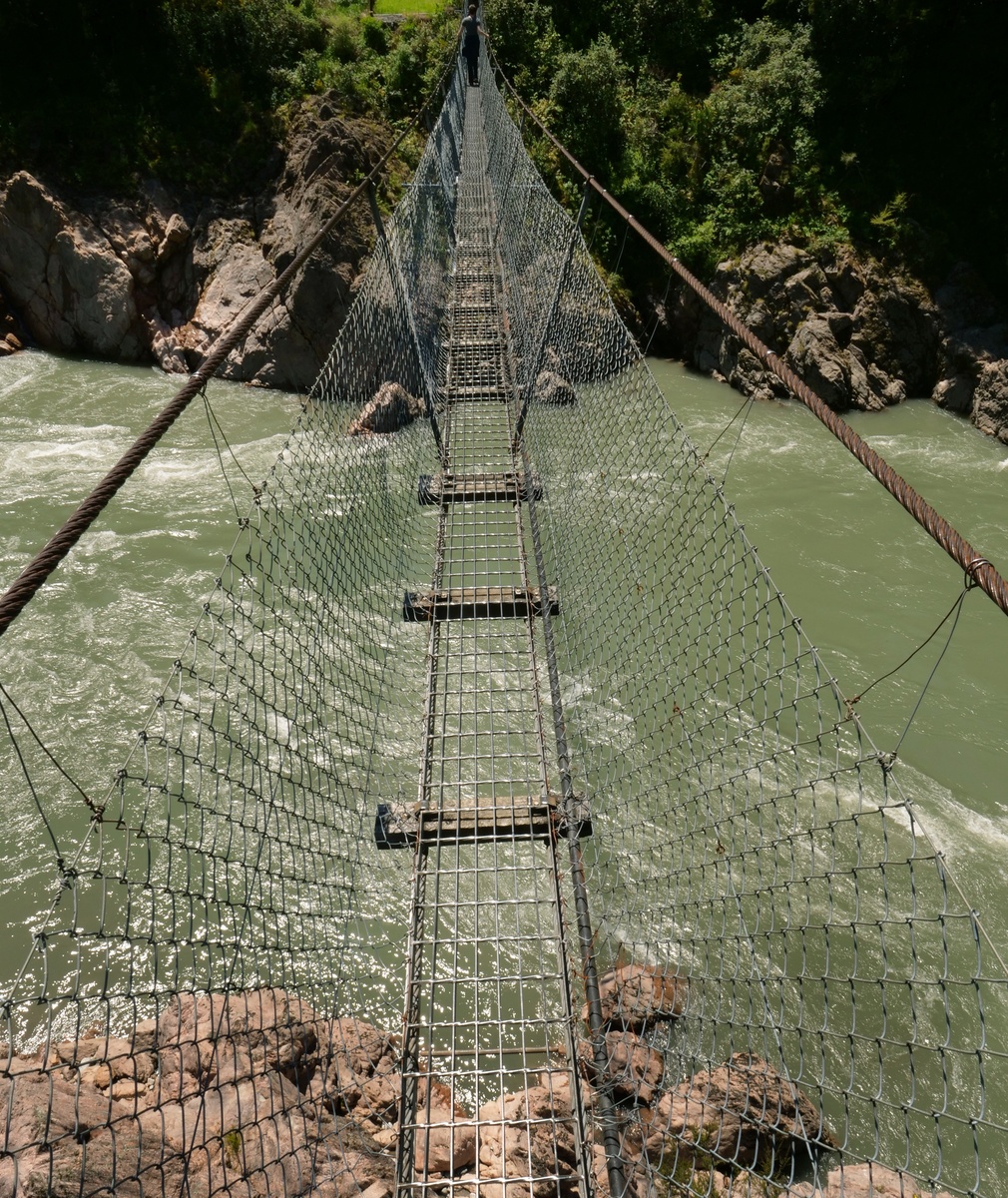 峡谷地形桥梁风致安全研究：以山通河大桥为例