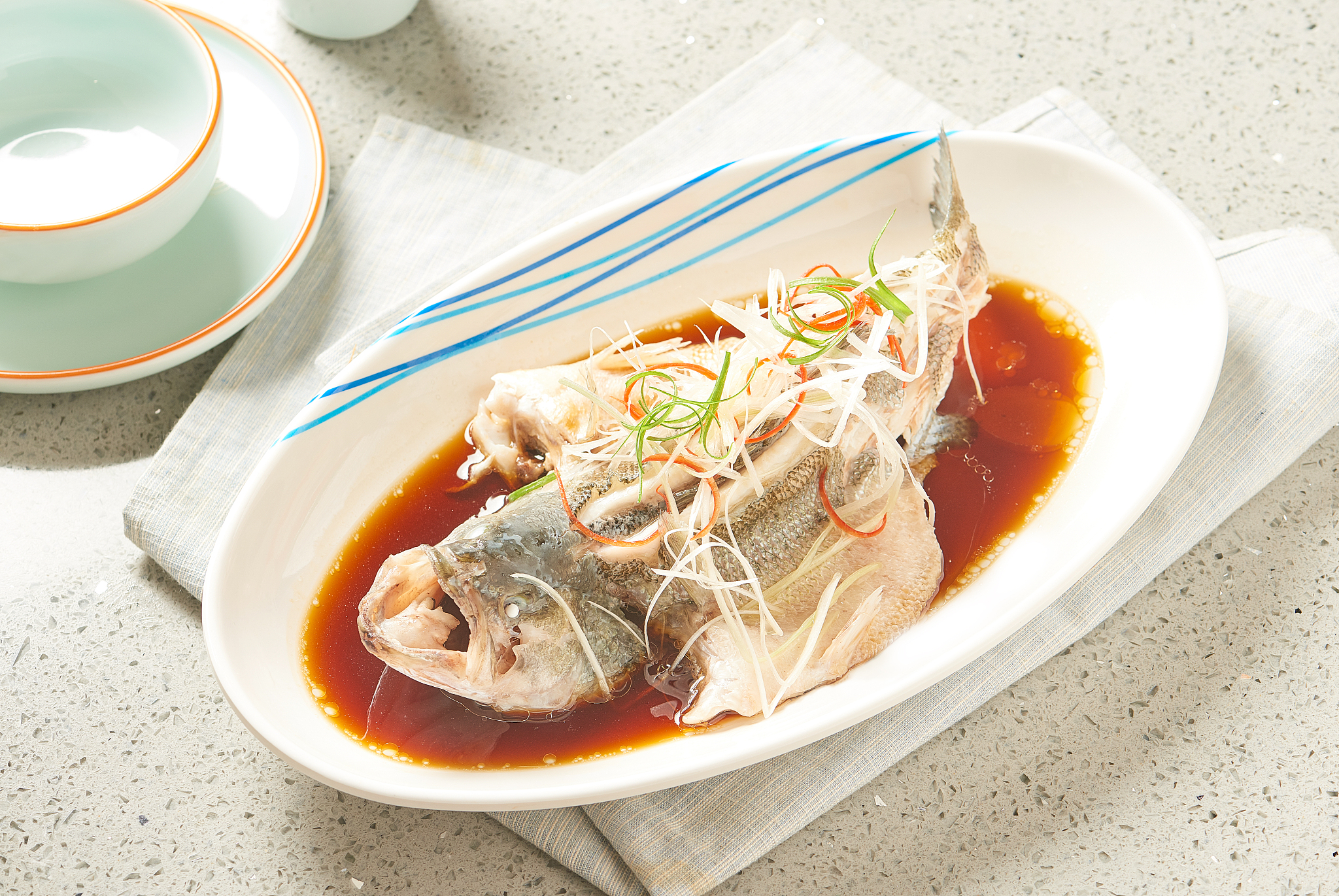 根据下面的话语写出意思相近的句子：清蒸鲈鱼到底是鲜泼油还是先淋汁很多人都做错了难怪做出来没有饭店的好吃