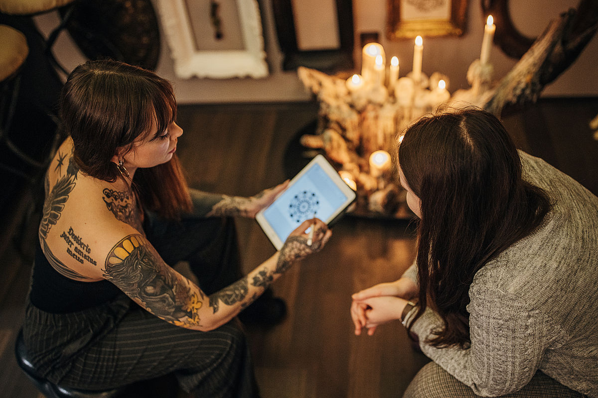 我认为有纹身的人漂亮英文作文