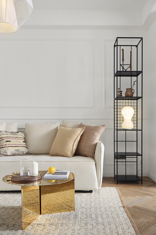 用中文为论文软装饰材料在现代室内环境艺术设计中的应用研究写一篇国外文献写成一段话格式不少于500字。