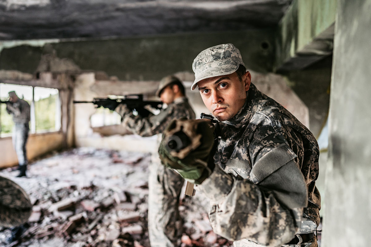 给我写一篇战狼的解说文案