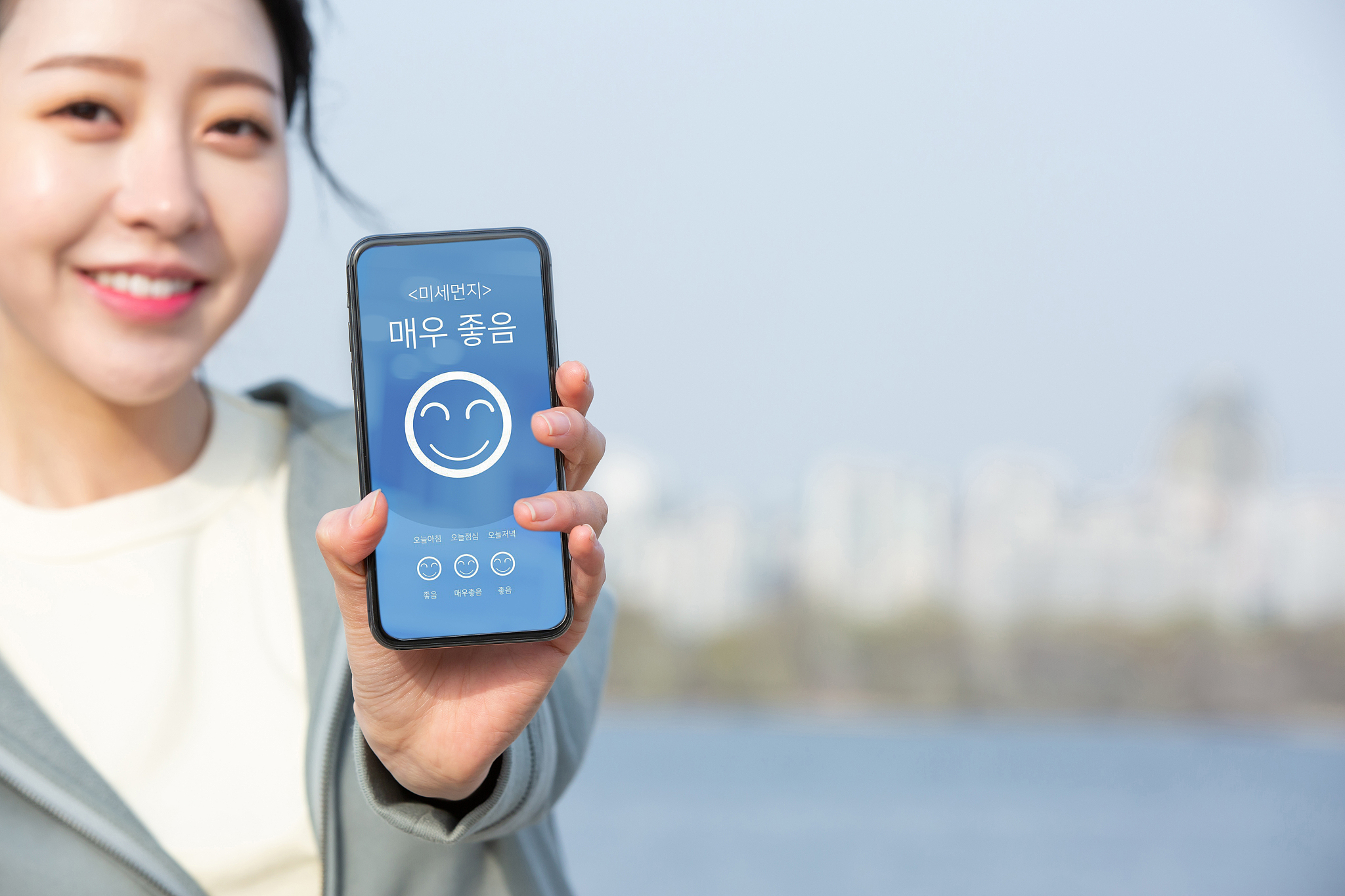 women, air pollution, weather, smartphone, mobile app, smile, br
