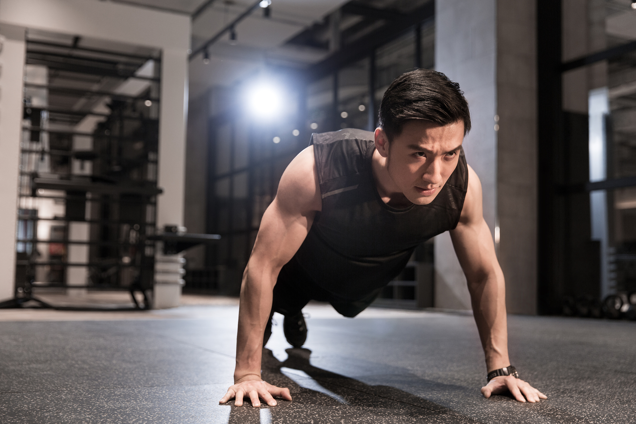 1米76, 63公斤，练腹肌和胸肌需要多少健身量？