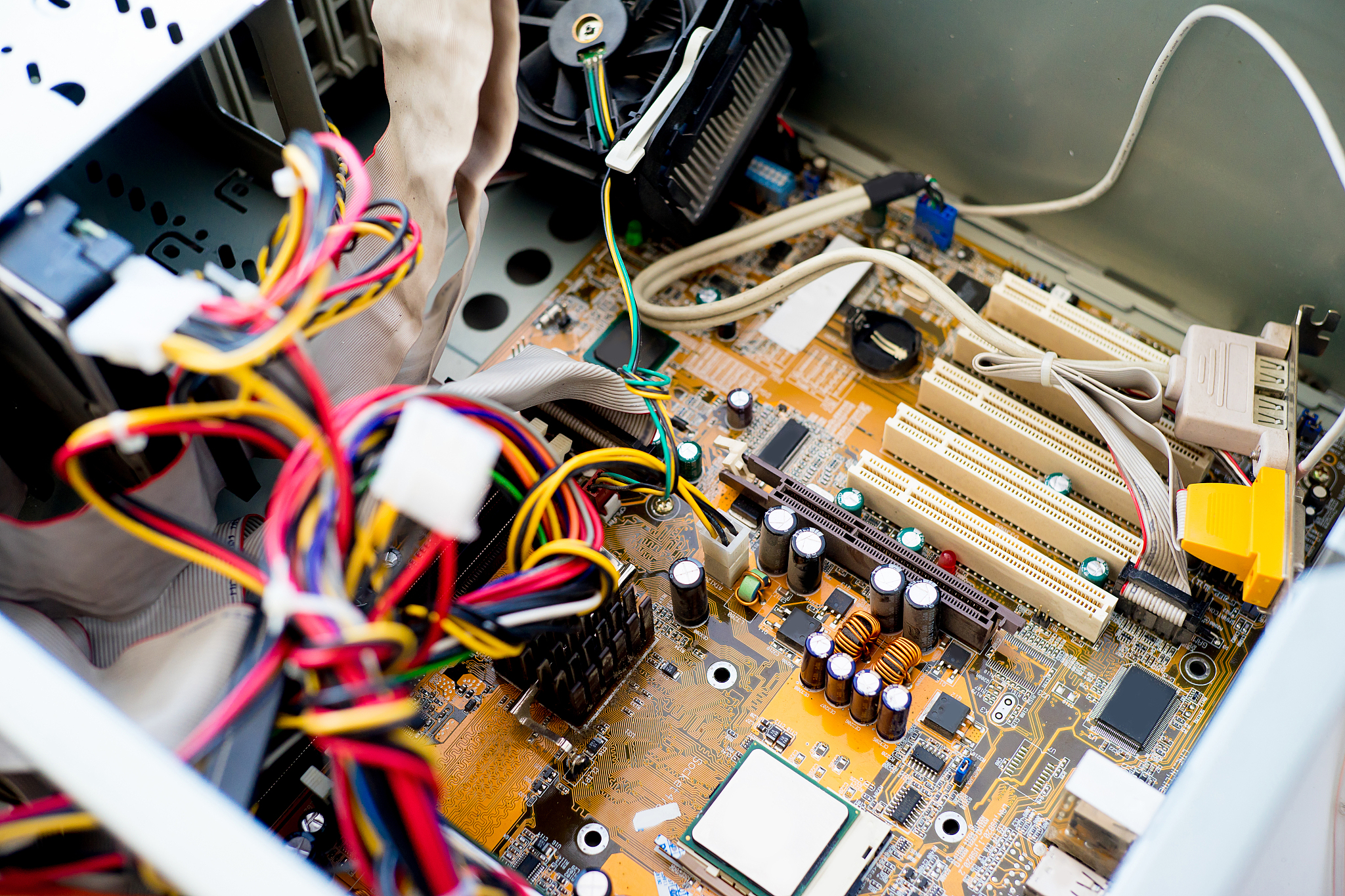 电脑自带SATA线需要自己安装吗？