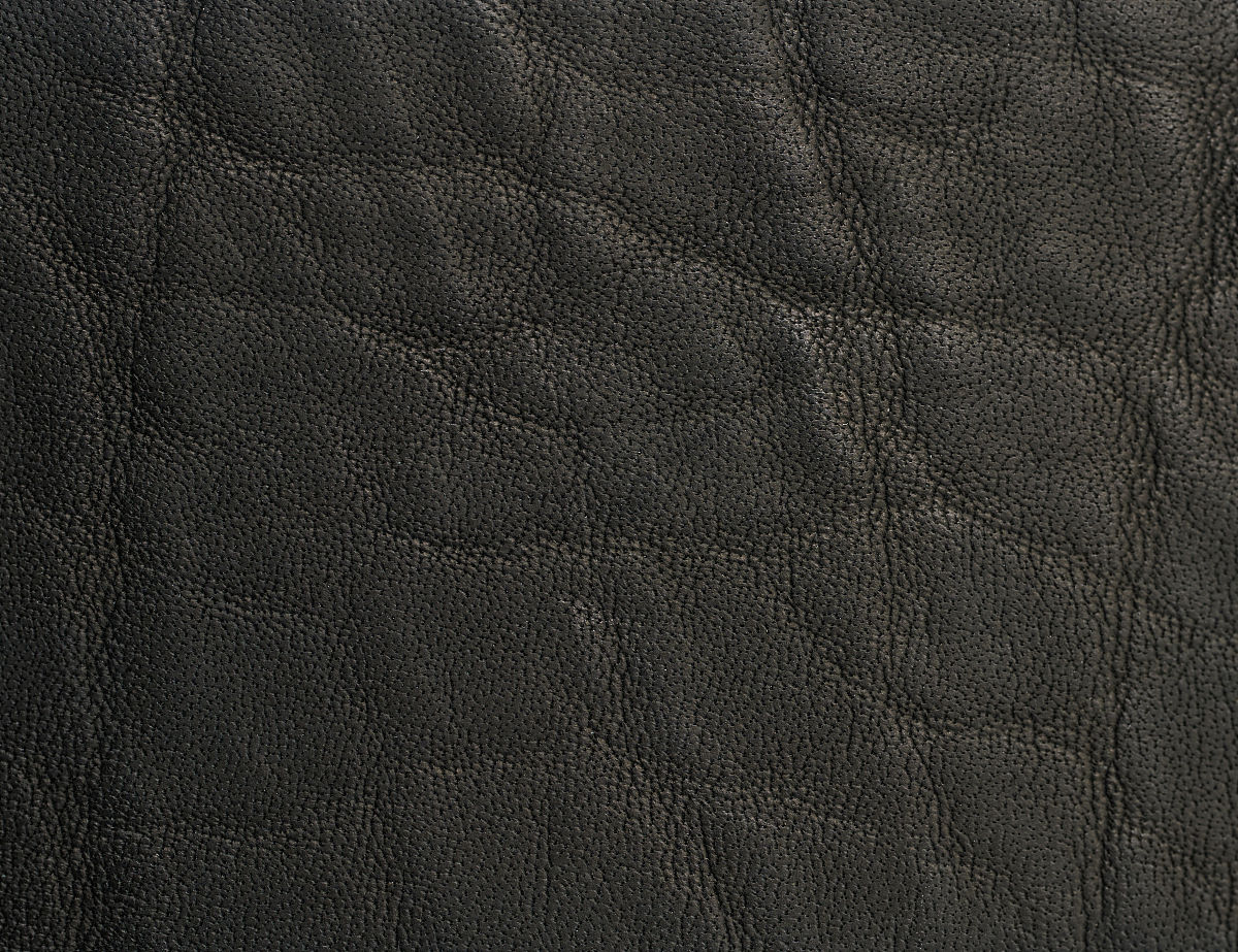 Tumbled Leather: 柔软、耐磨的皮革材质