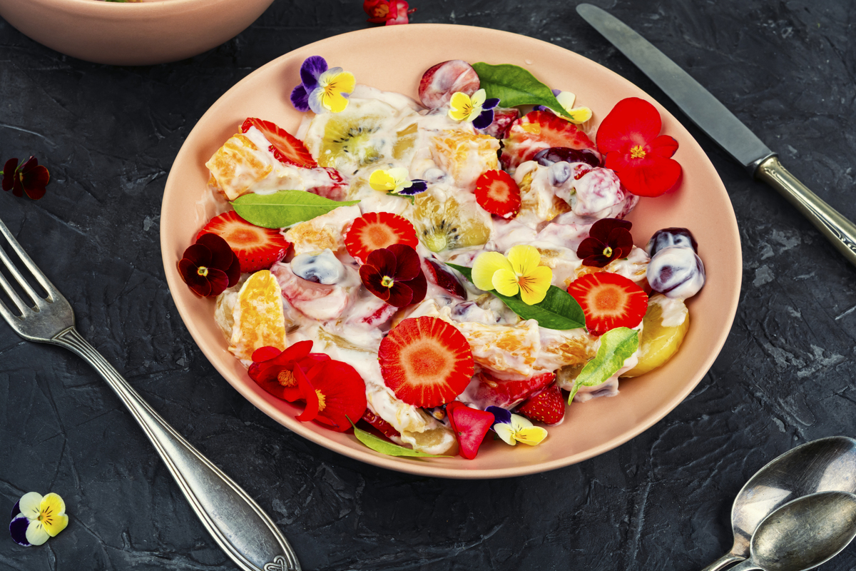 如果想做中小企业的生意学生会做什么样的生意？通过提供品牌名称并绘制产品图片。然后说明策划为什么要卖这种产品有哪些亮点需要多少资金在哪里寻找资金雇佣了多少员工有多少分点等