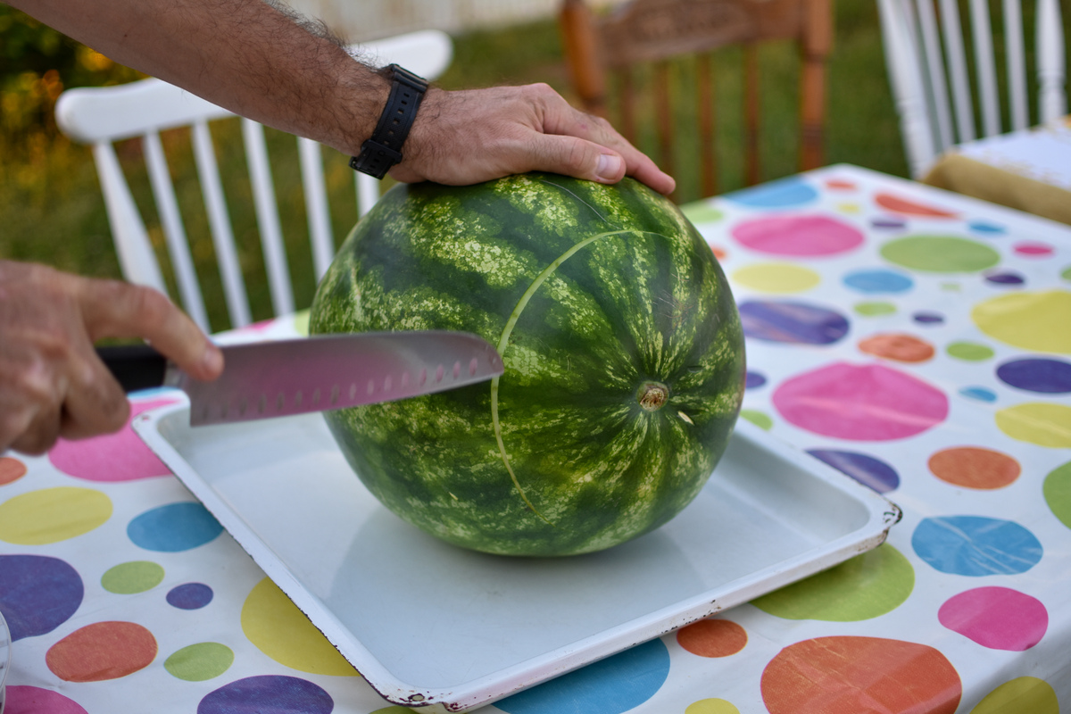 冰箱西瓜表面滑还能吃吗？如何判断西瓜是否变质？