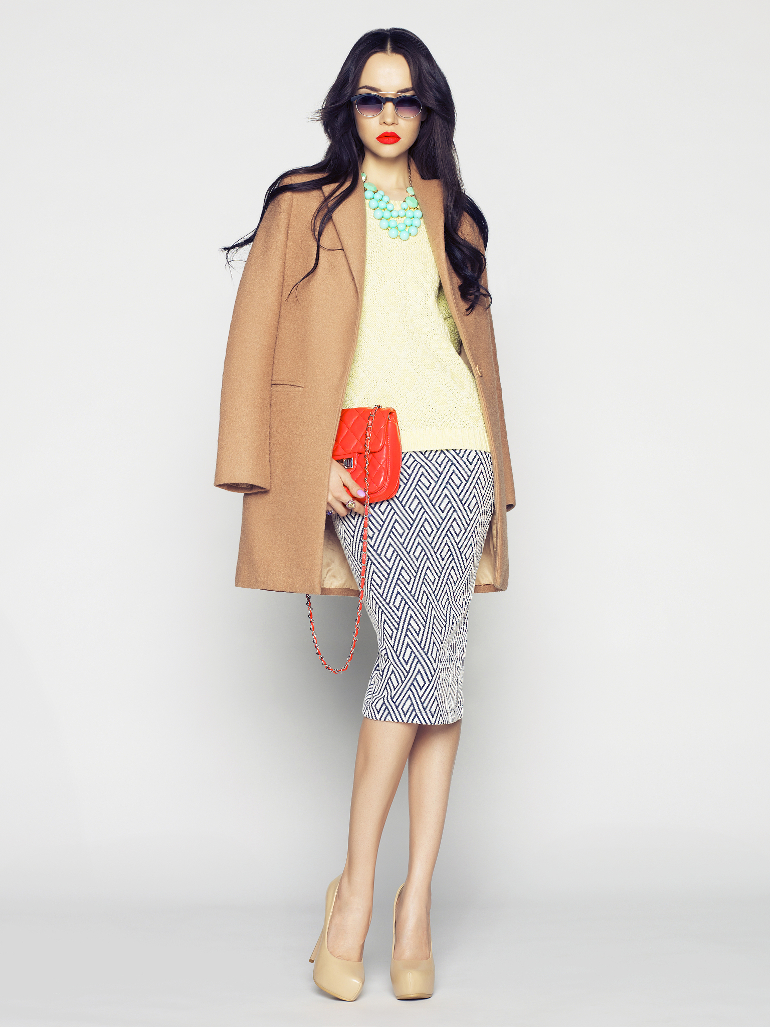 帮我设计一个在Facebook平台投放女装英文广告语