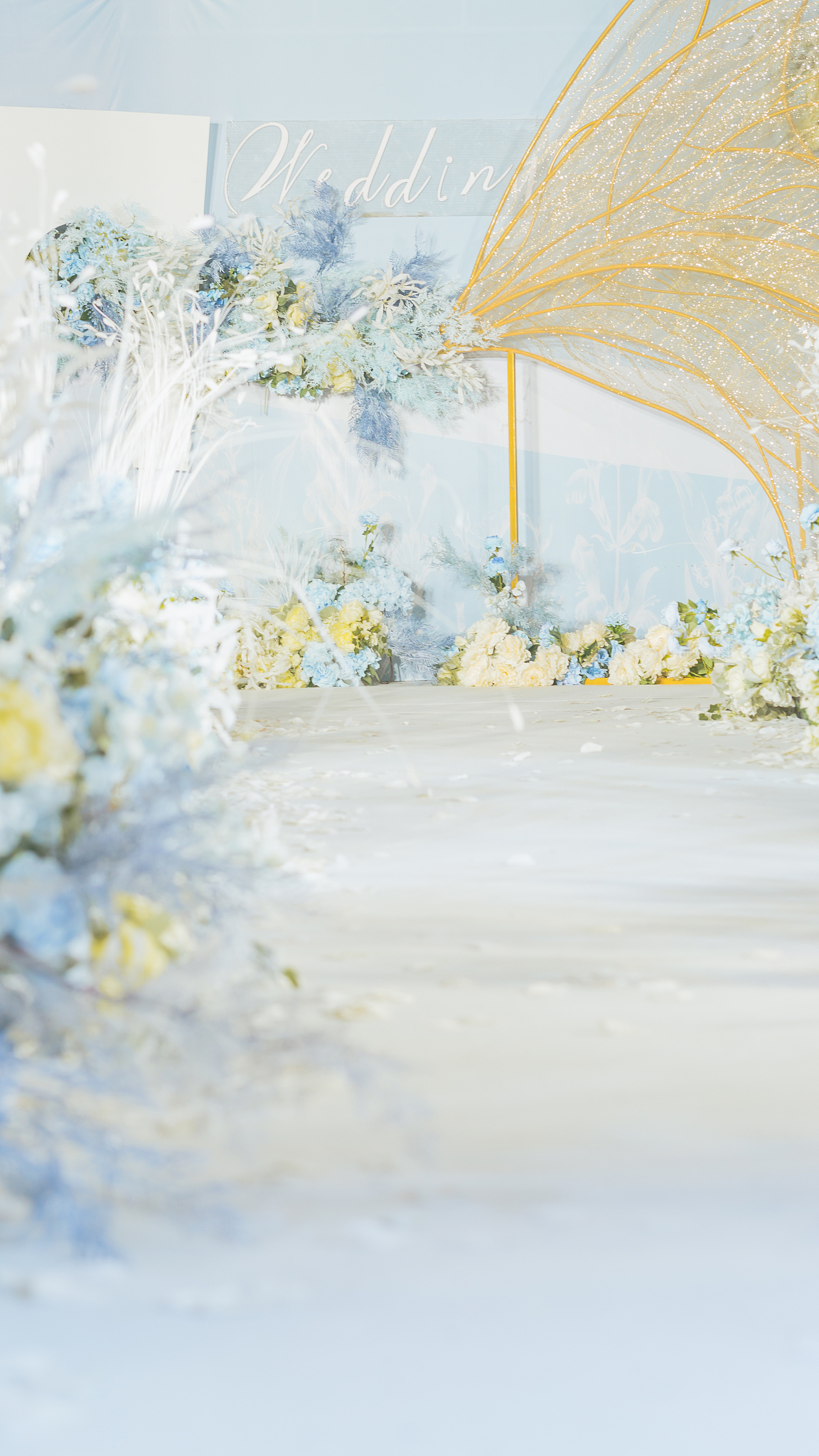 帮我写一个小红书特色的标题关于一场室内婚礼