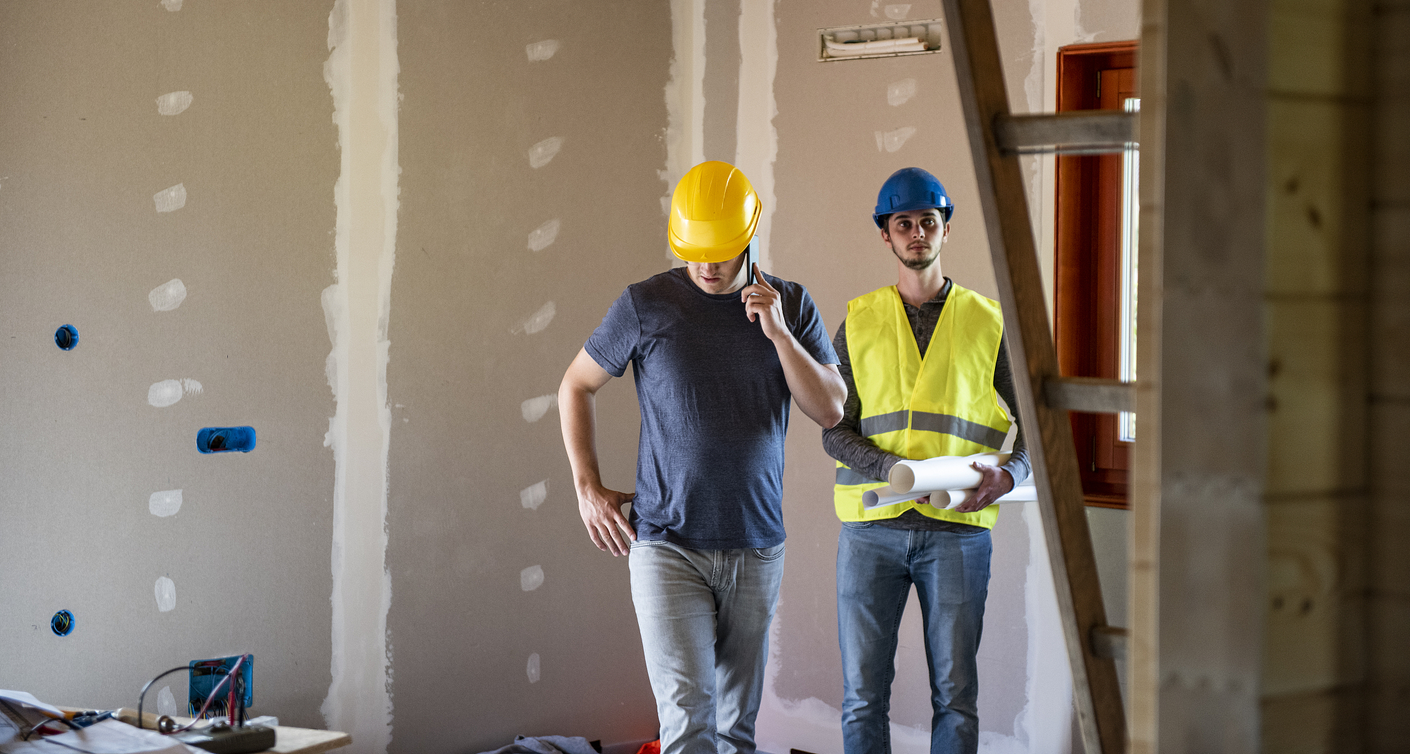 construction worker using smartphone