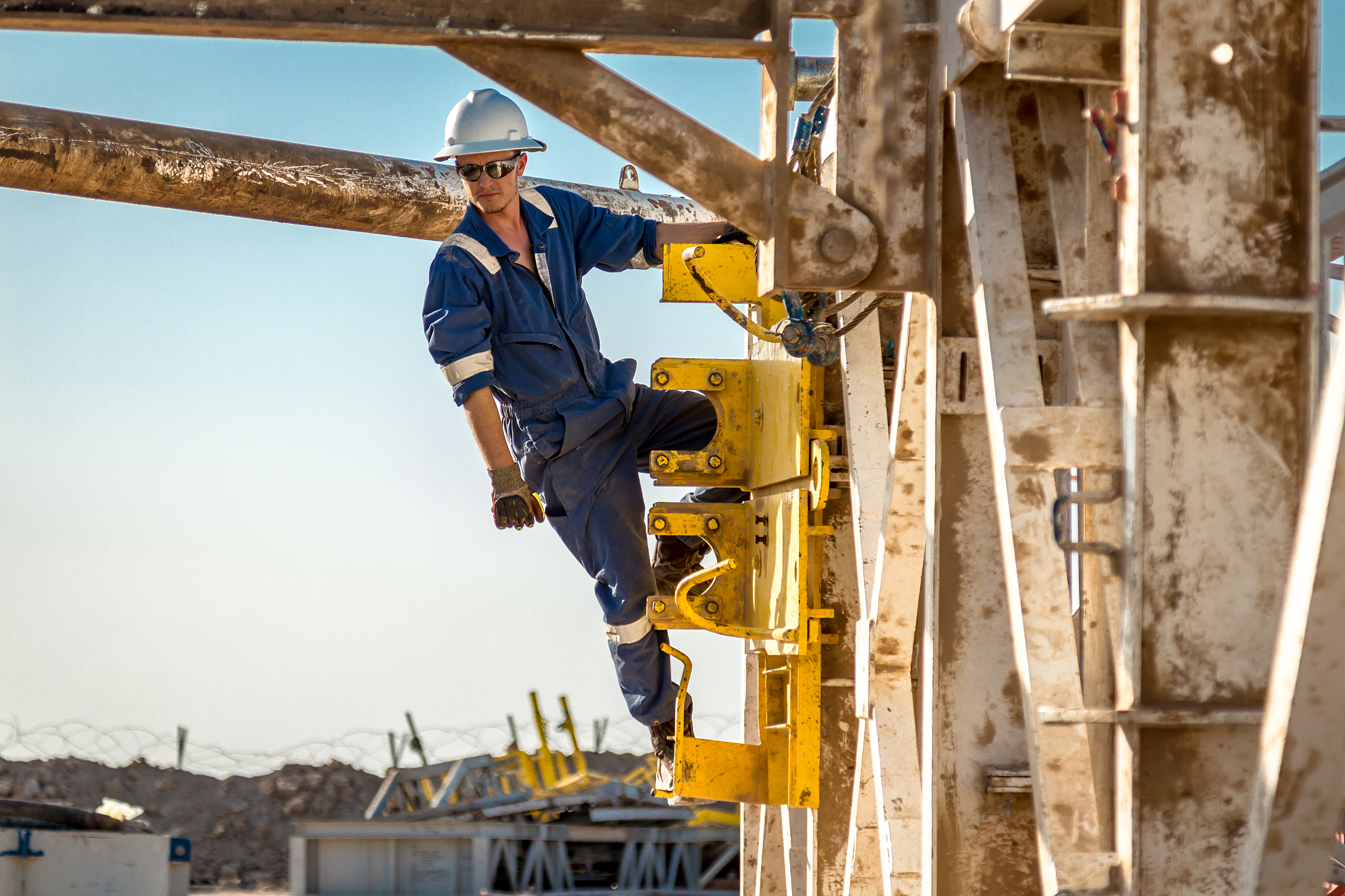 宽体机装卸员安全保障：挂网操作详解