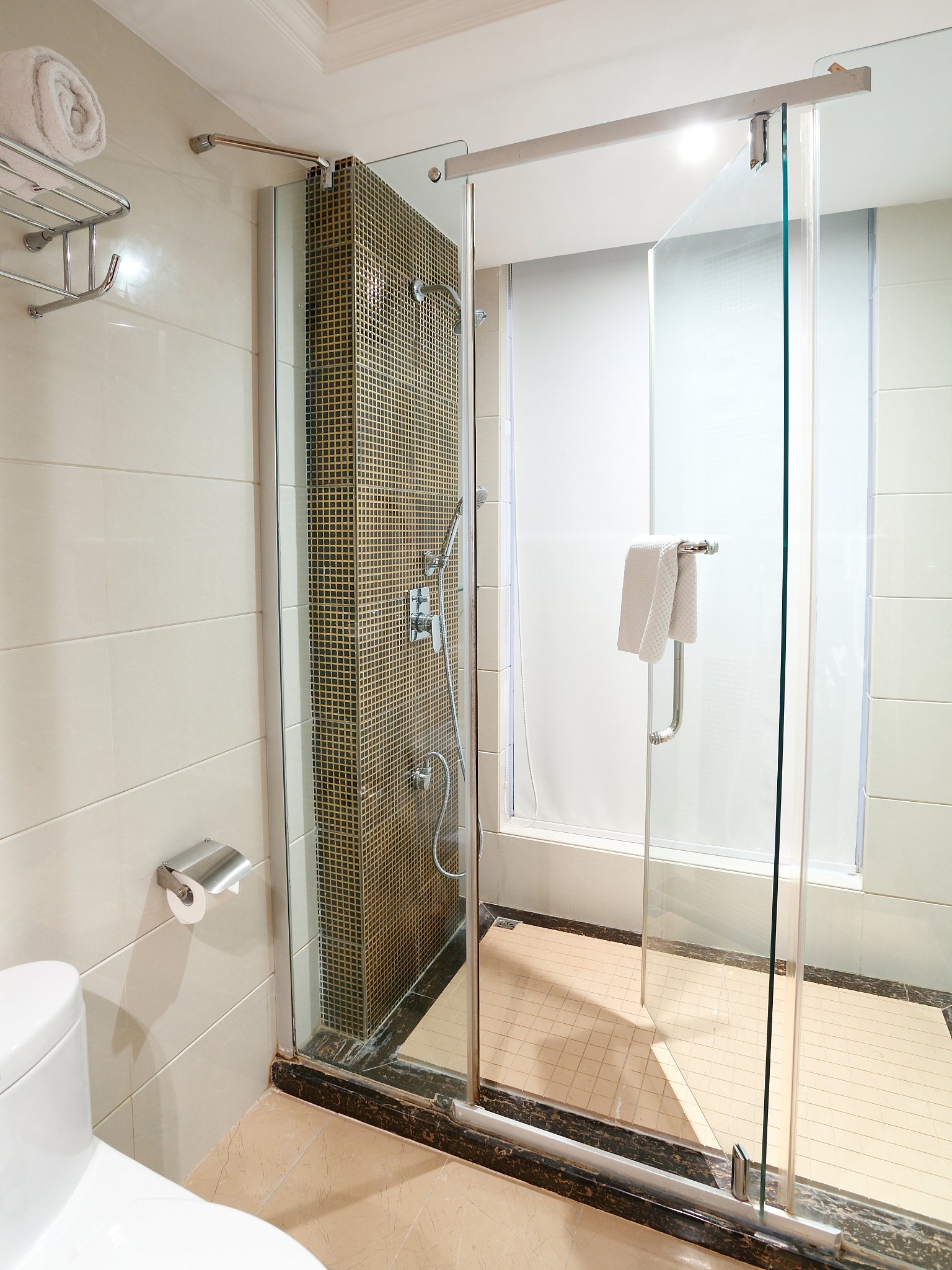 镜子对厕所门有什么说法，