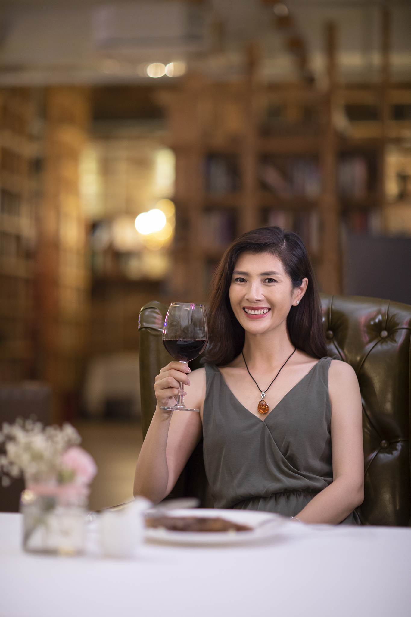优雅女士在餐厅品尝红酒