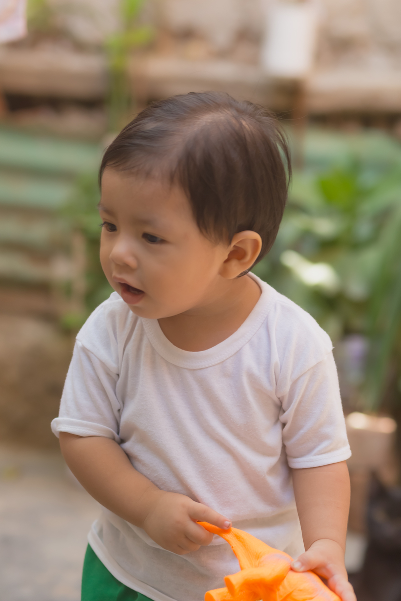 一岁宝宝吃包子萌翻天！超可爱吃相，你家宝宝也这样吗？