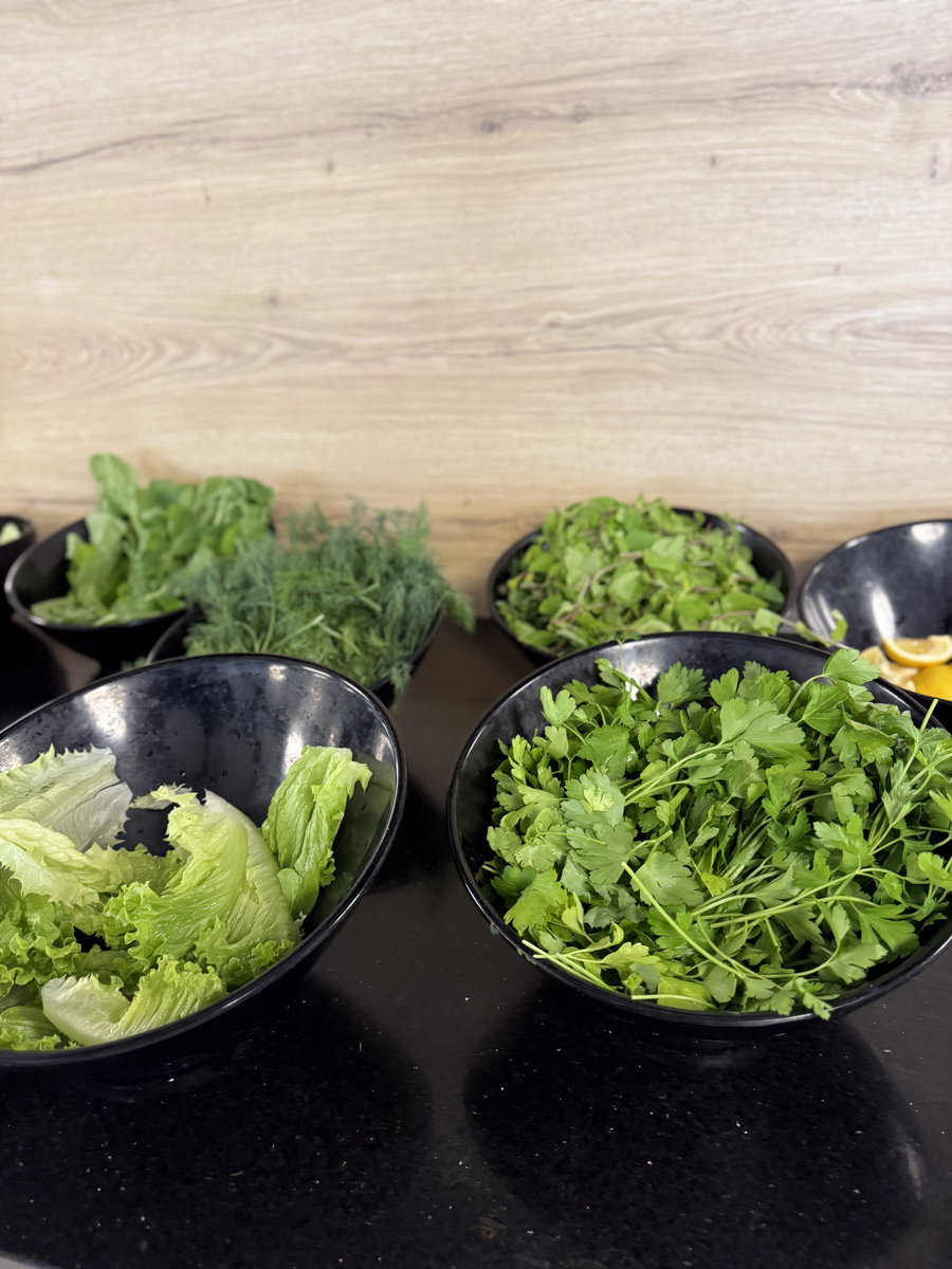 大叶芹和韭菜包馅：美味营养两不误