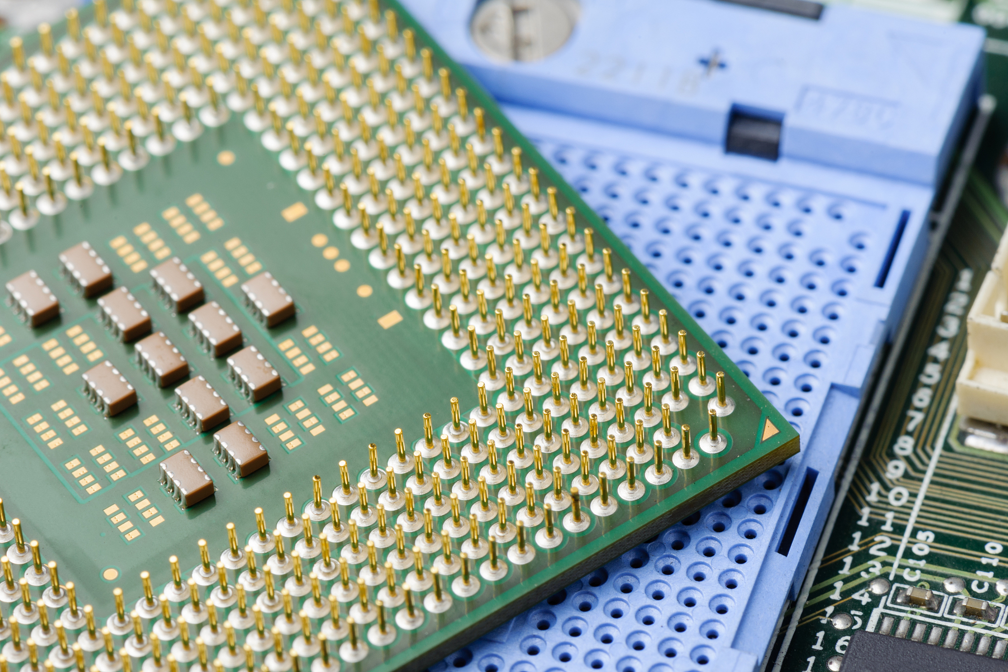 CPU 是什么？电脑的核心部件 - 详细解释