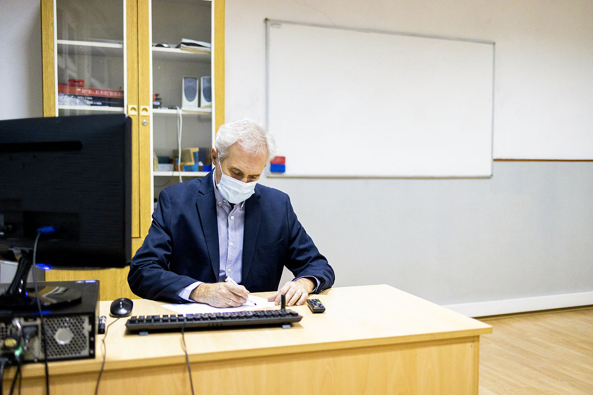 资深老教授谈经历 勉励全体教师 新闻稿