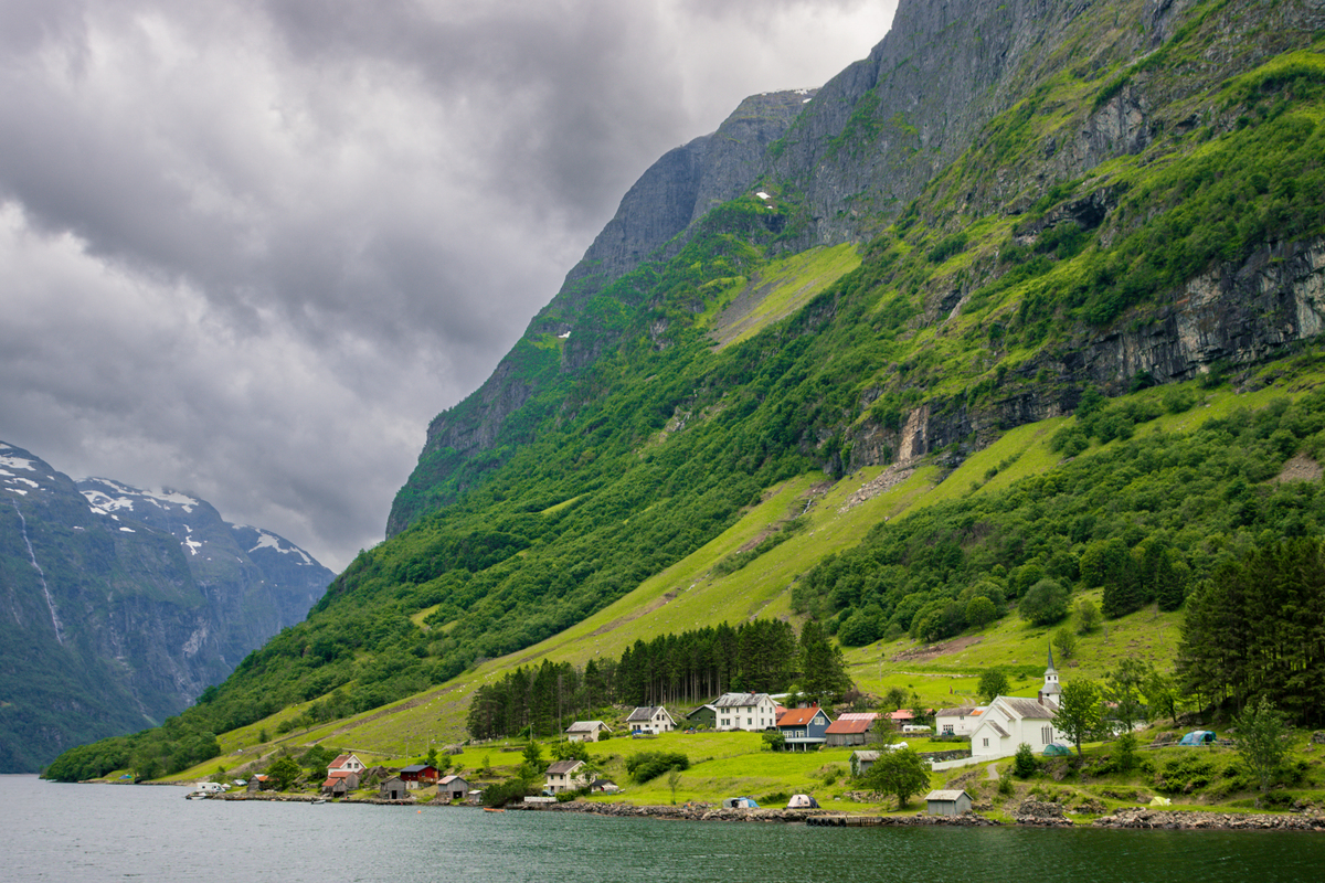 去挪威旅游一个人要多少钱这取决于您的旅行时间、旅游方式和旅游活动。挪威是一个相对昂贵的国家因此您需要考虑住宿、交通、餐饮和门票等费用。根据挪威旅游局的估计一个人的每日预算应该在150-250欧元之间。因此一个一周的旅行预算可能在1000-1750欧元之间。继续