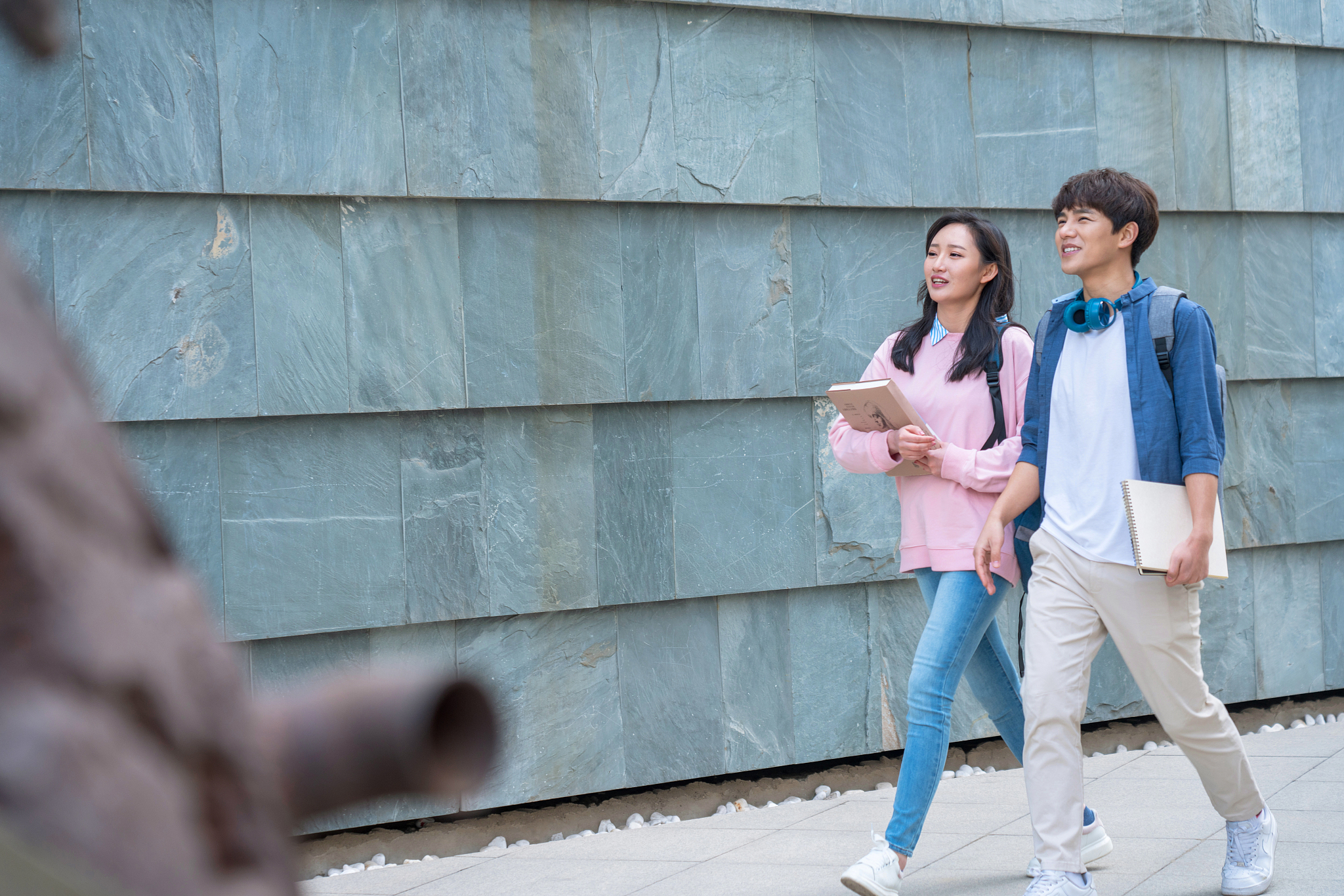 女学生抢男友：我帮助过的女孩竟和我的男朋友在一起