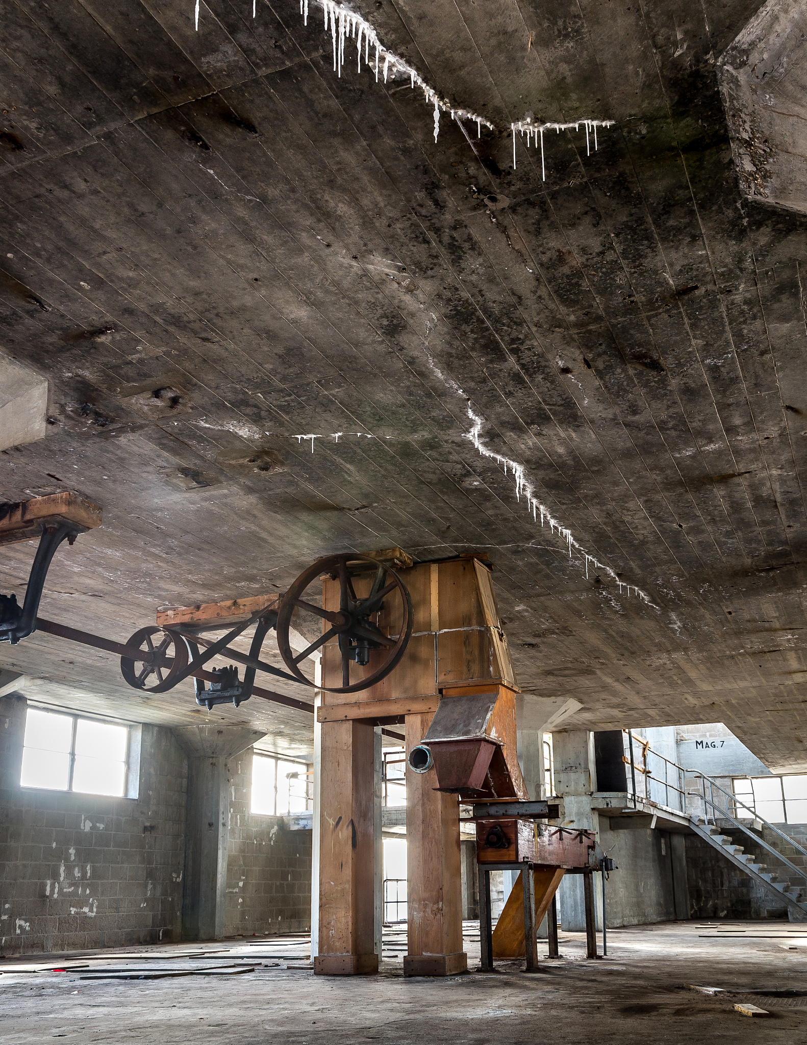 Experimental Investigation of Cracking Behavior in Reinforced Concrete Immersed Tunnels Under Fire