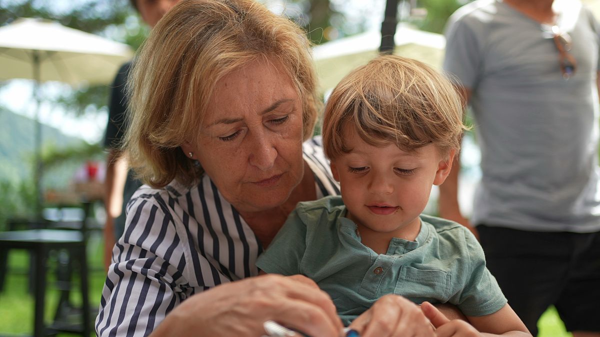 改写这段话：般的温暖。另一幕是勒盖莱克导致了马克森斯大叔眼睛受伤马修让他去照顾马克森斯大叔从而代替被送入禁闭室的惩罚在共情式的体验中感悟对人的尊重便激起了他的忏悔。当勒盖莱克得知马克森斯大叔的病情恶化了担心马克森斯大叔会因此而死去。这时马修轻声安慰他并把他拥入怀中。马修老师这-的举动包含了对学生的宽容、理解和接纳起到了育人细无声的作用。即使其他人已经对勒盖莱克失去了信心马修仍然还是有办法打动他