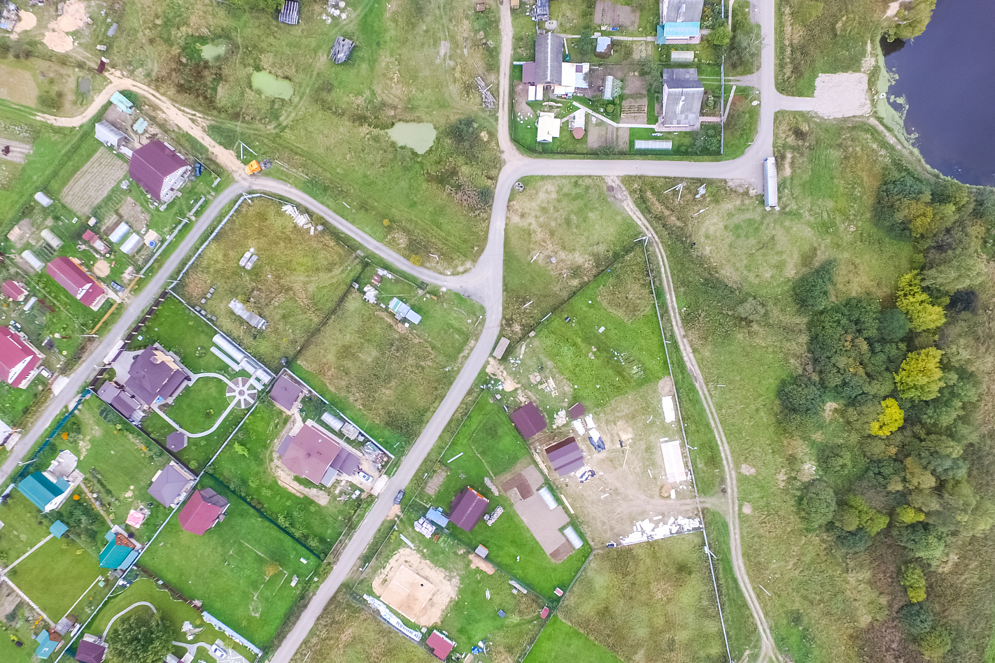 改写：严格执行底线思维优先保护运用gis来规划和整合乡村发展目标和生态保护修复严格遵循统一底图、统一标准、统一规划和统一平台的要求。科学划定三区三线确保不交叉、不重叠、不冲突；落实上位规划协调推进分类管控强调陆海统筹、村镇联动、区域协调；明确各项约束性指标贯彻落实生态保护红线的划定谨慎伐树、严禁开山挖山、不填湖造陆；优化乡村的水系布局、林网以及绿道等生态空间格局；加强稳定耕地和永久基本农田的保护；