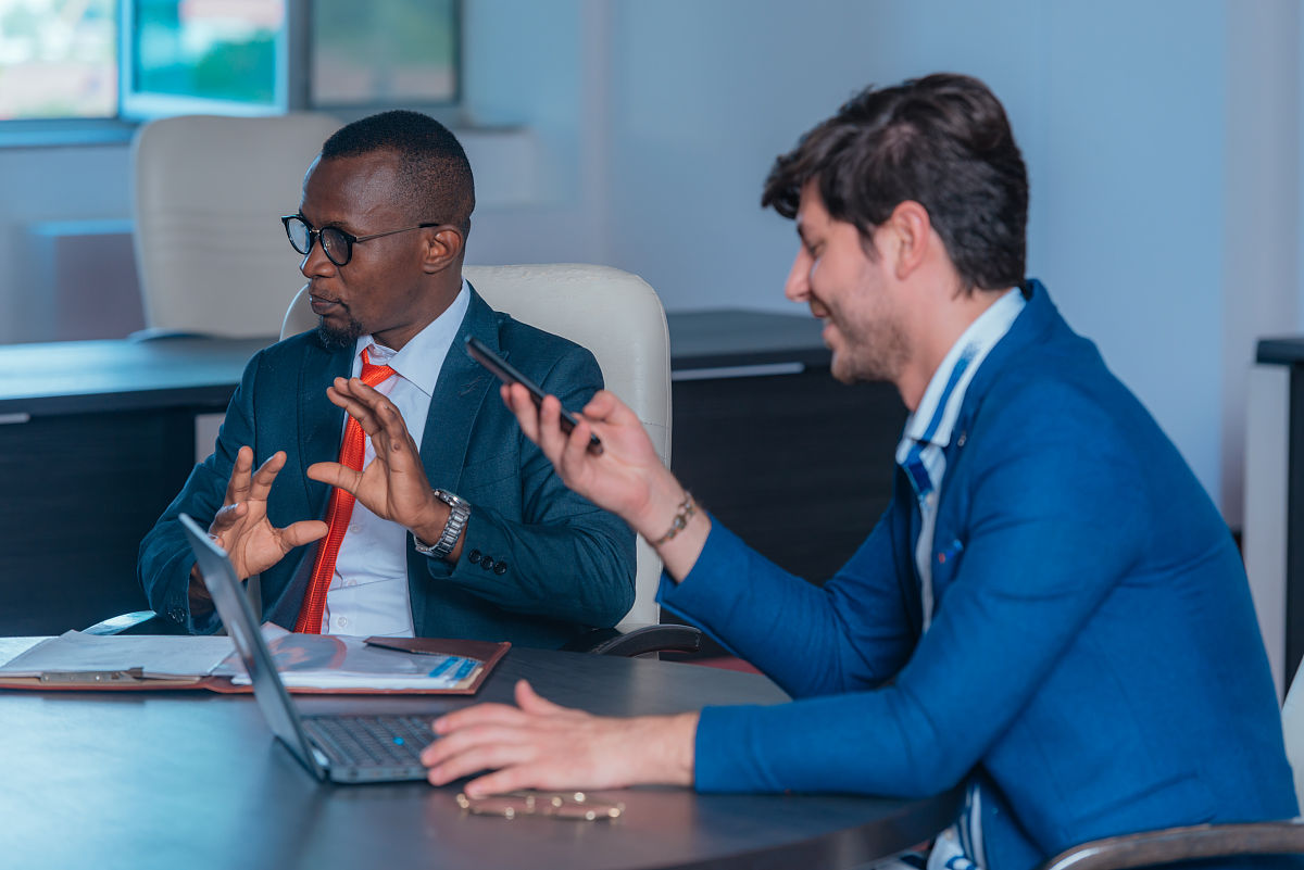 安庆市滨江城市建设发展有限公司招标成本部部长年中总结发言：加强团队建设、优化流程、市场调研