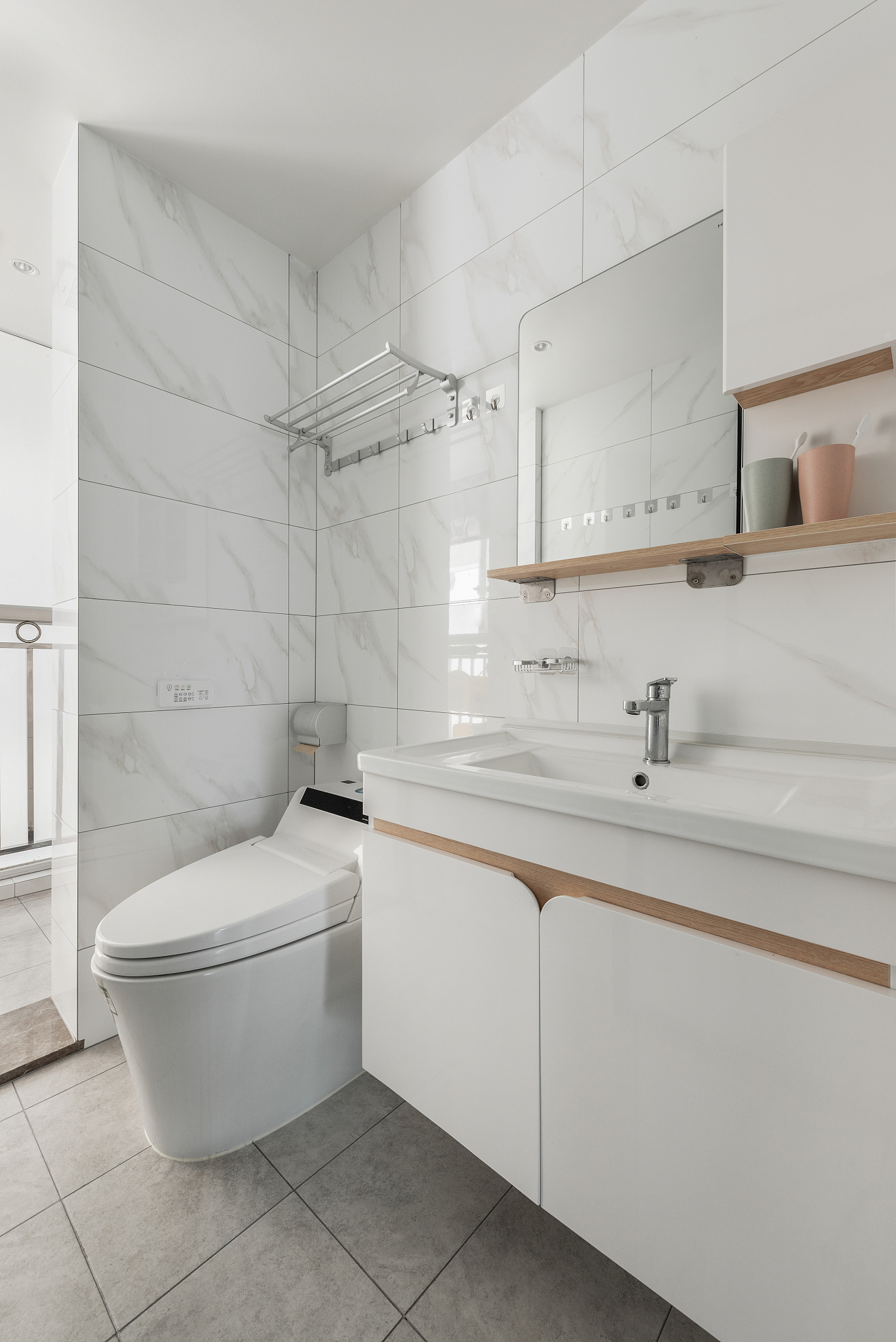 扮演一名家居博主对以下文章进行分段完善要有和读者互动语句重新编写个标题简洁清新风格：整体空间色调以浅色为主墙壁以灰色系列墙面为主其中又带一点些许白色在不同的地方点缀装饰小绿植让居室变得生机盎然。【厨房】l型布局为了节省空间使用起来更为的好用水槽上方的吊柜可以满足厨房的日常使用一些装饰性的物品还可以收纳其中非常的便捷！一体式橱柜可以增大空间的通透性这种橱柜设计方式不仅实用而且非常的美观不占用室内太多